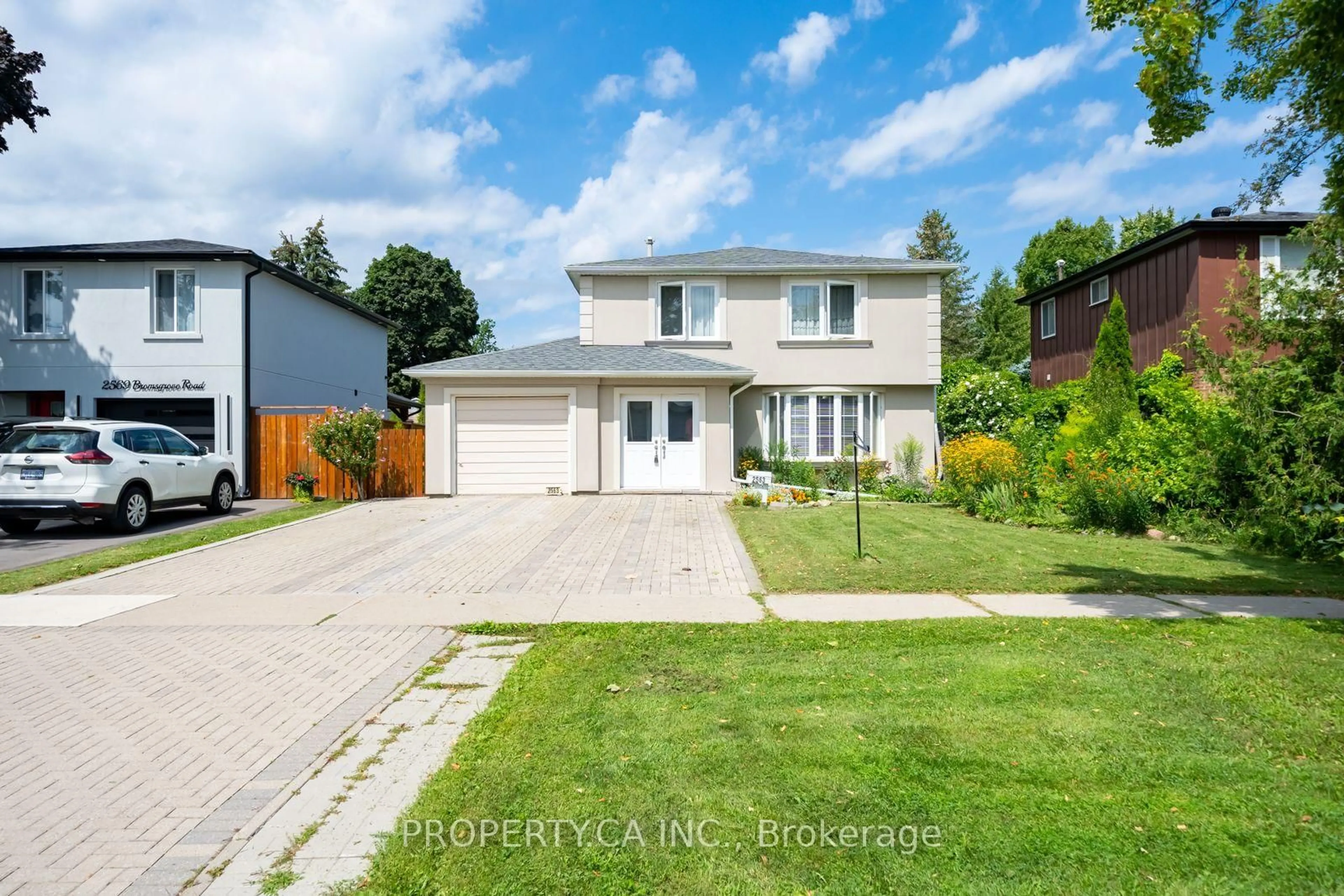A pic from outside/outdoor area/front of a property/back of a property/a pic from drone, street for 2563 Bromsgrove Rd, Mississauga Ontario L5J 1M1