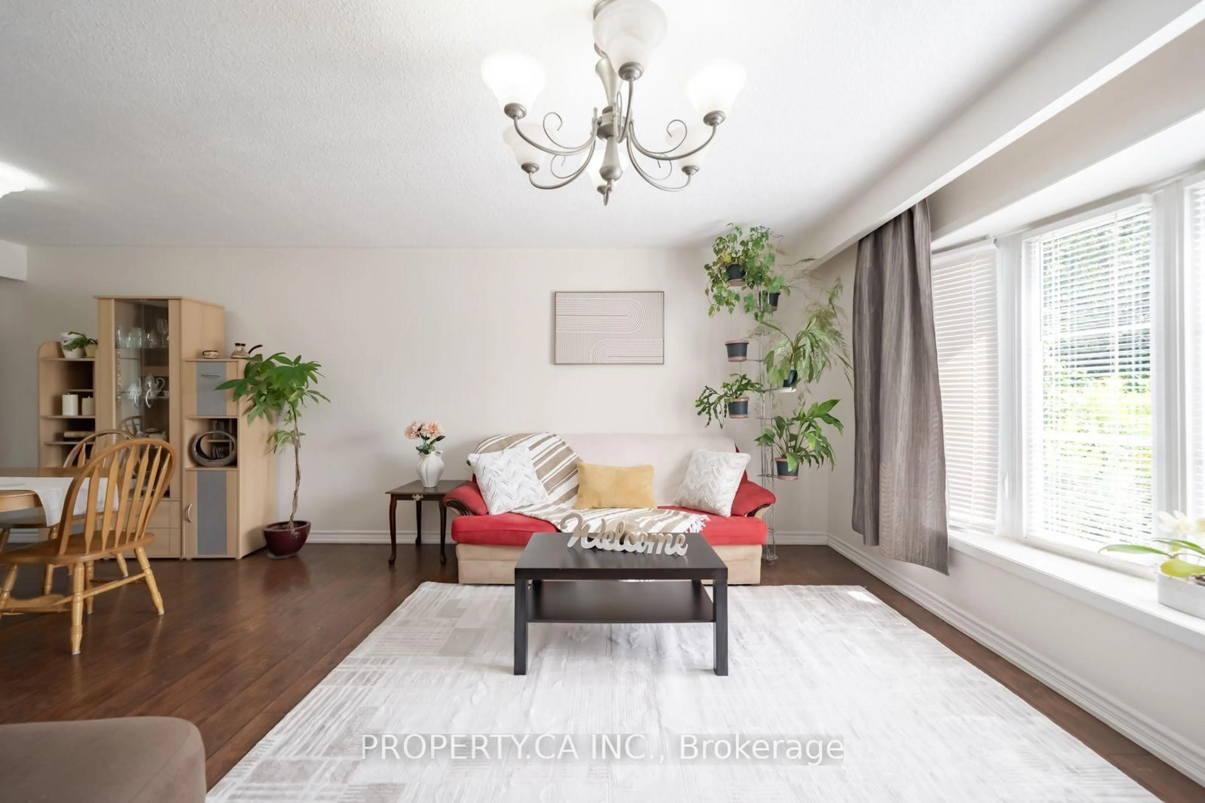 Living room with furniture, unknown for 2563 Bromsgrove Rd, Mississauga Ontario L5J 1M1