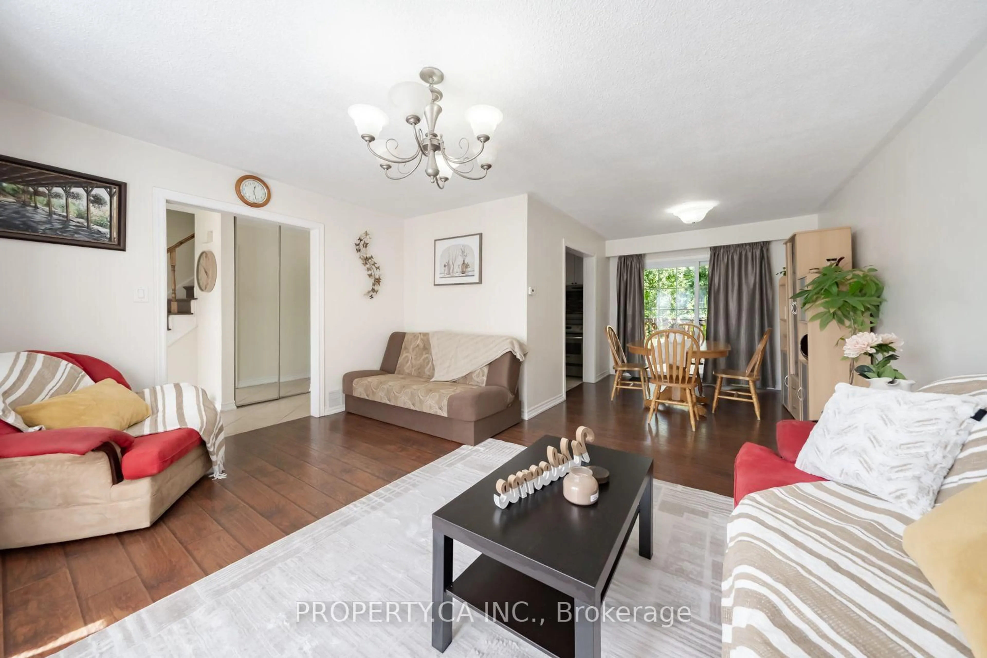 Living room with furniture, unknown for 2563 Bromsgrove Rd, Mississauga Ontario L5J 1M1