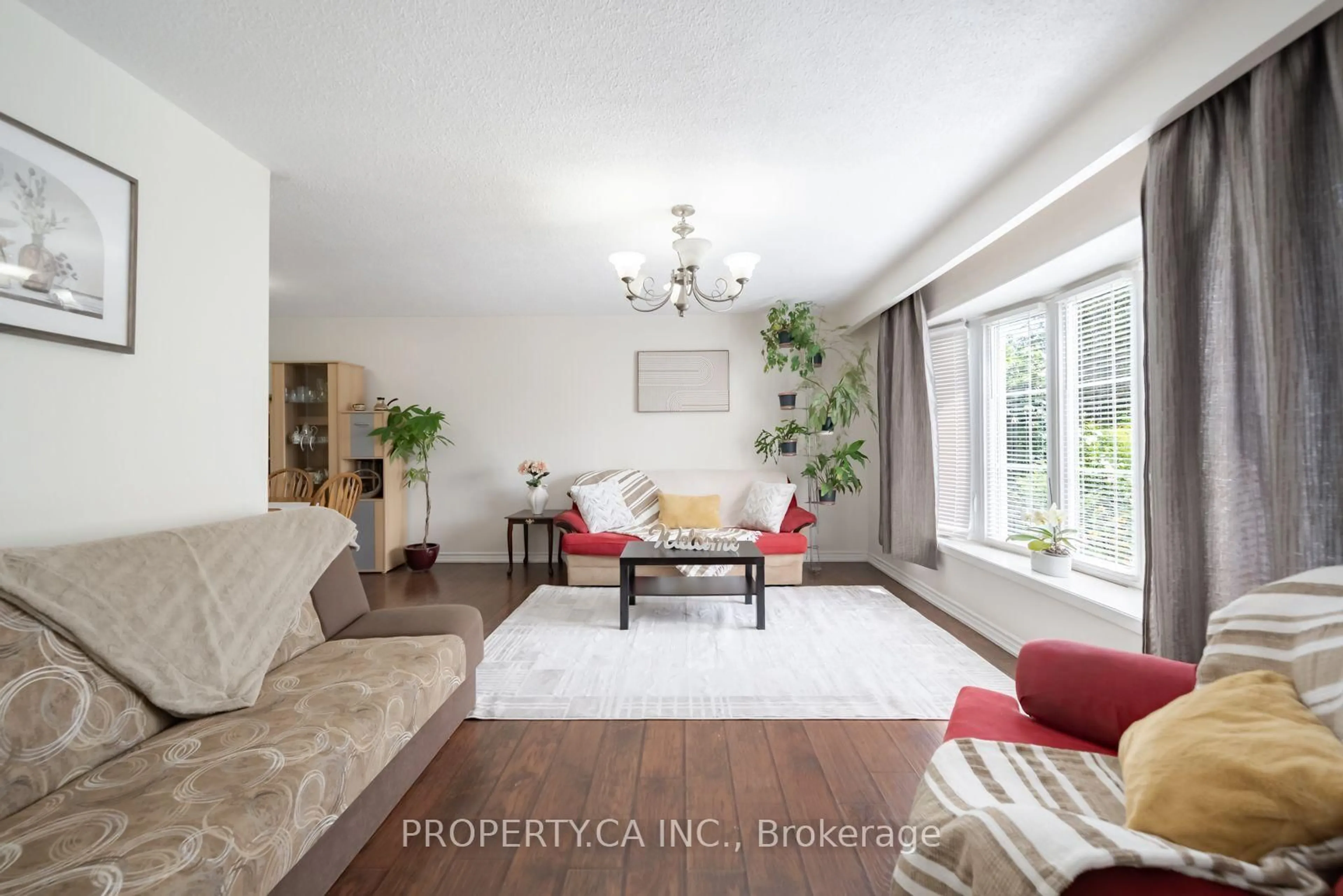 Living room with furniture, unknown for 2563 Bromsgrove Rd, Mississauga Ontario L5J 1M1