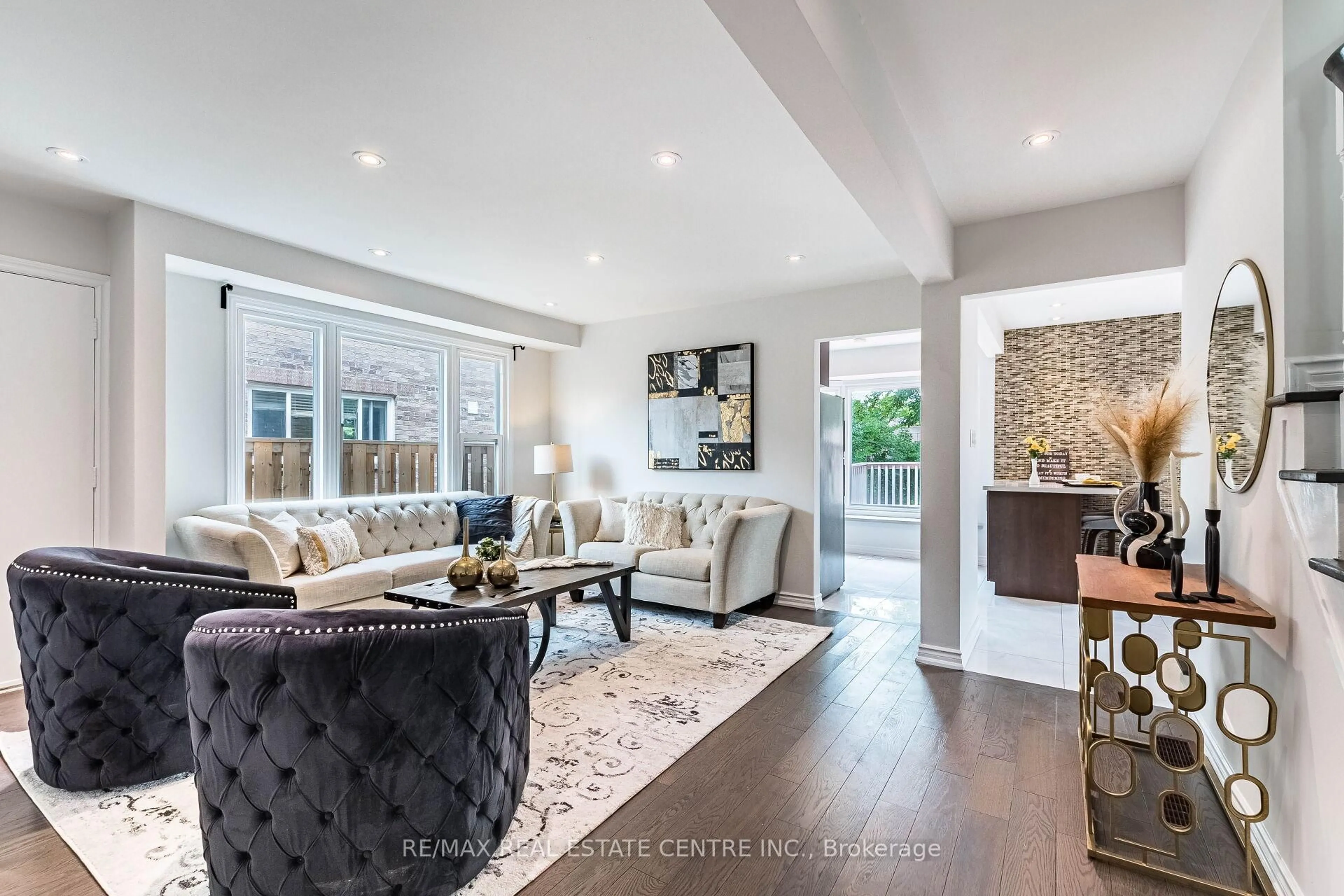 Living room with furniture, unknown for 1124 Shagbark Cres, Mississauga Ontario L5C 3N7