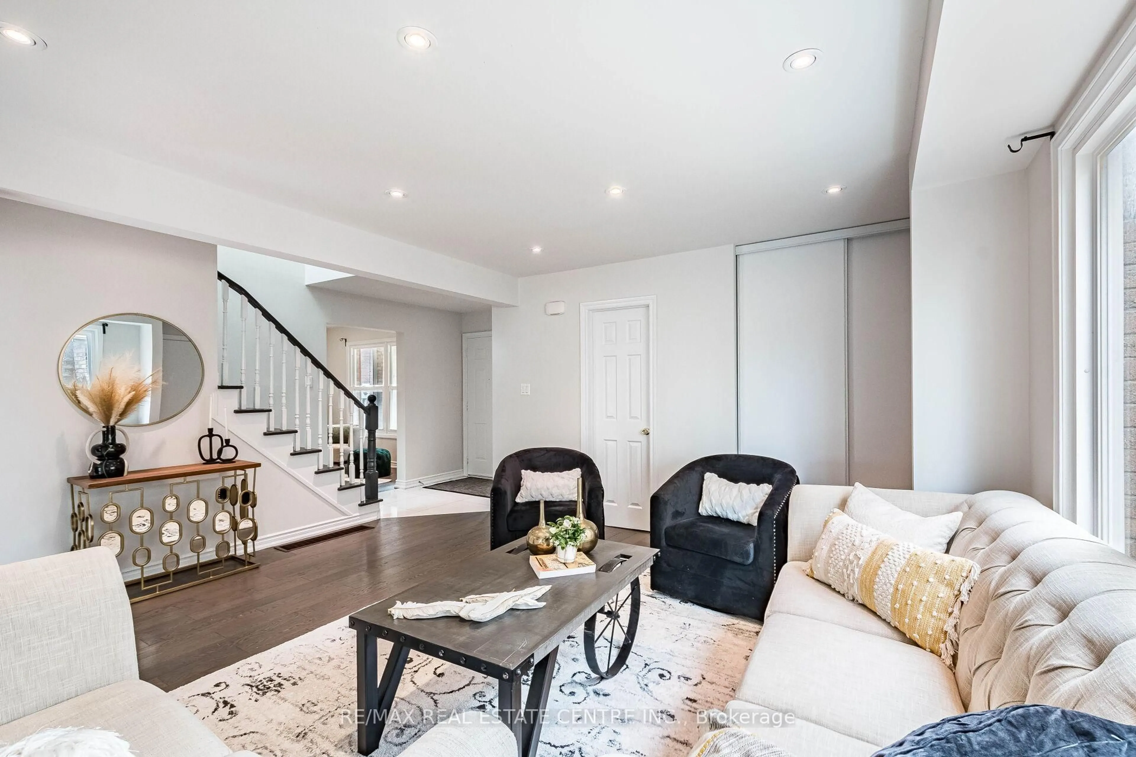 Living room with furniture, unknown for 1124 Shagbark Cres, Mississauga Ontario L5C 3N7