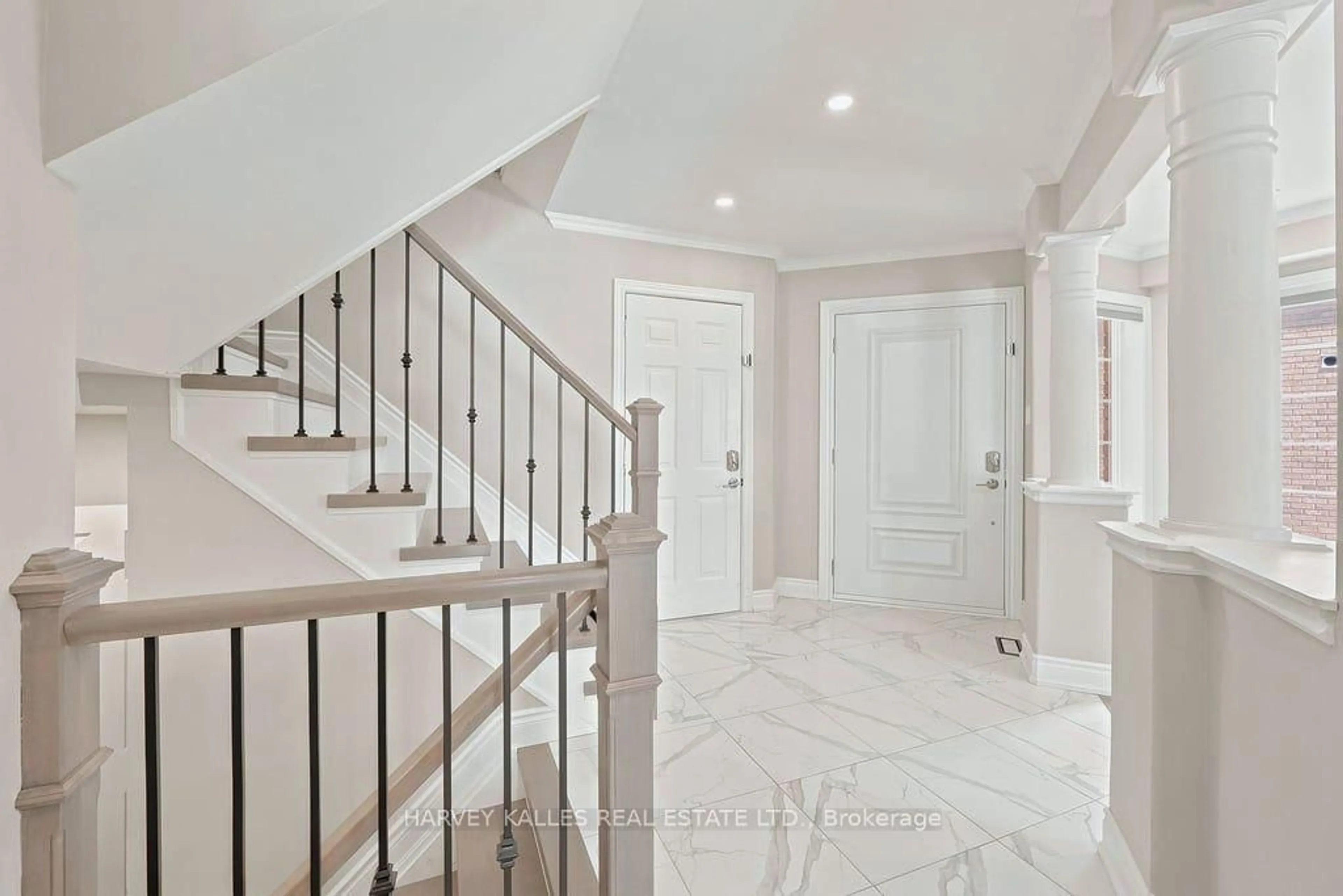 Indoor entryway for 2033 Redstone Cres, Oakville Ontario L6M 5B2