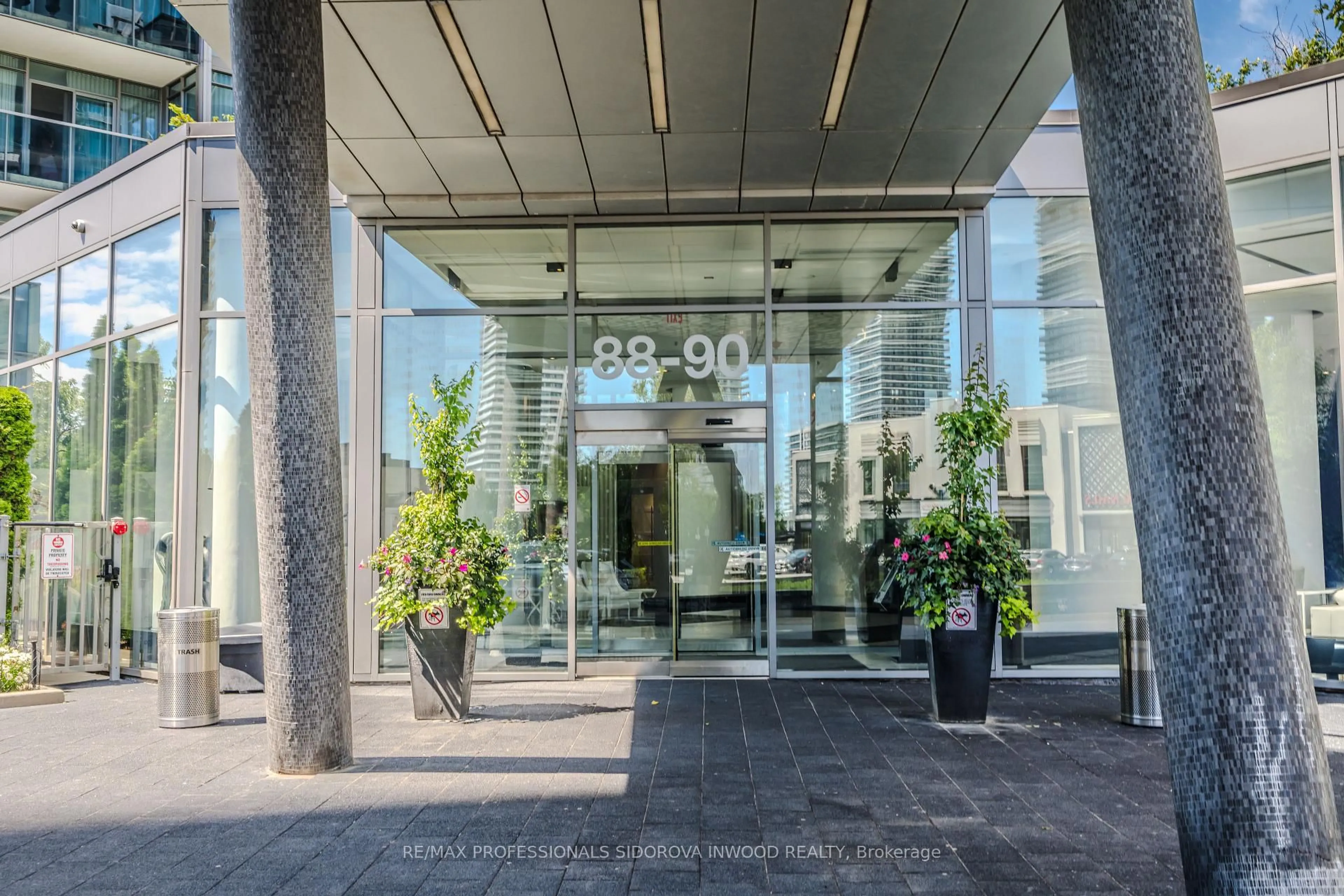 Indoor foyer for 88 Park Lawn Rd #305, Toronto Ontario M8Y 0B5