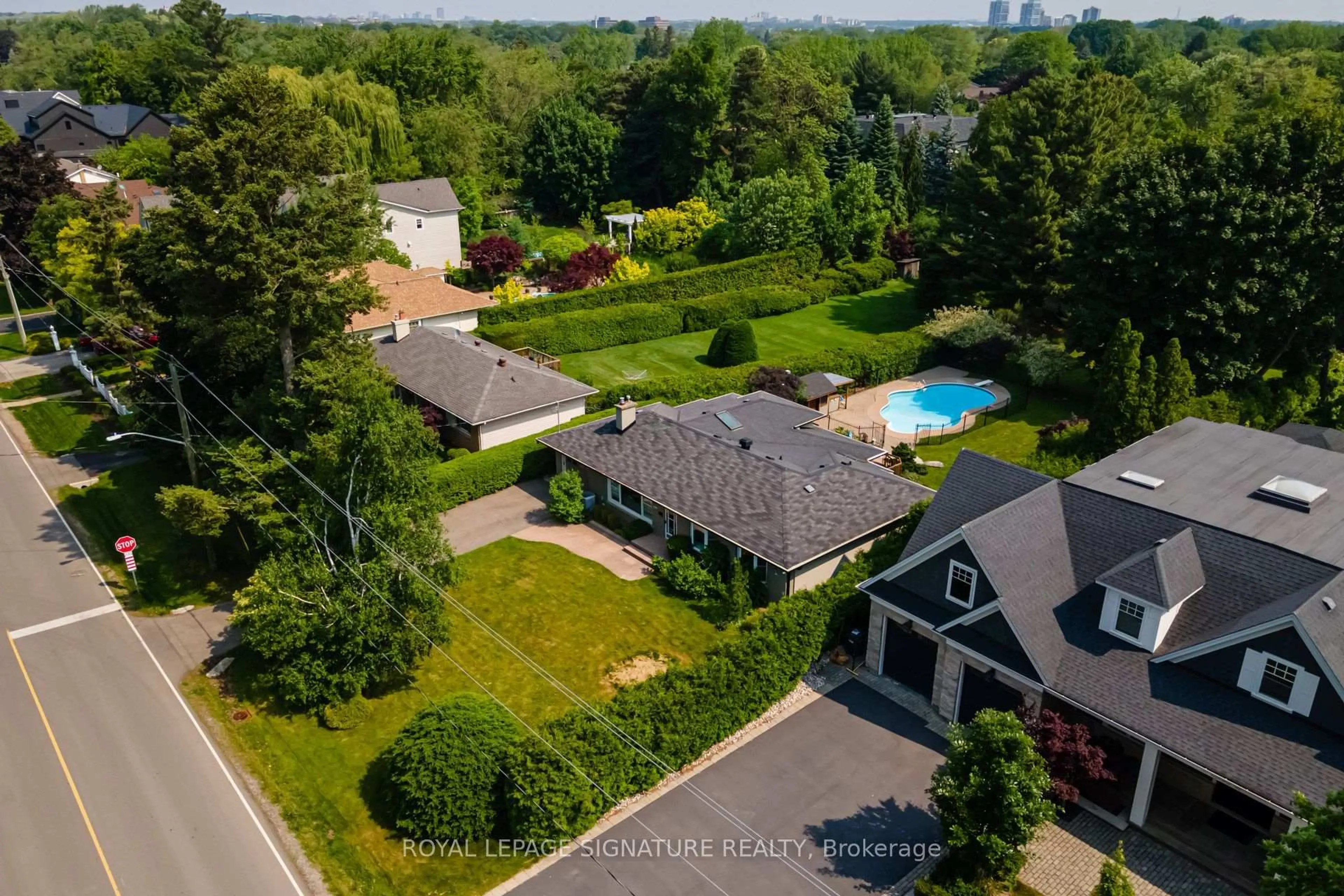 A pic from outside/outdoor area/front of a property/back of a property/a pic from drone, street for 383 Maplehurst Ave, Oakville Ontario L6L 4Y3