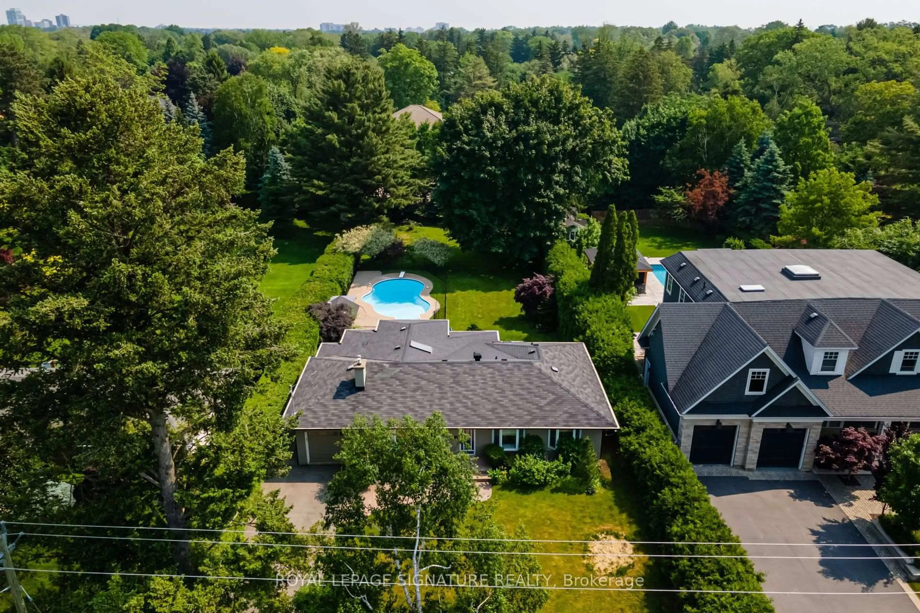 A pic from outside/outdoor area/front of a property/back of a property/a pic from drone, unknown for 383 Maplehurst Ave, Oakville Ontario L6L 4Y3