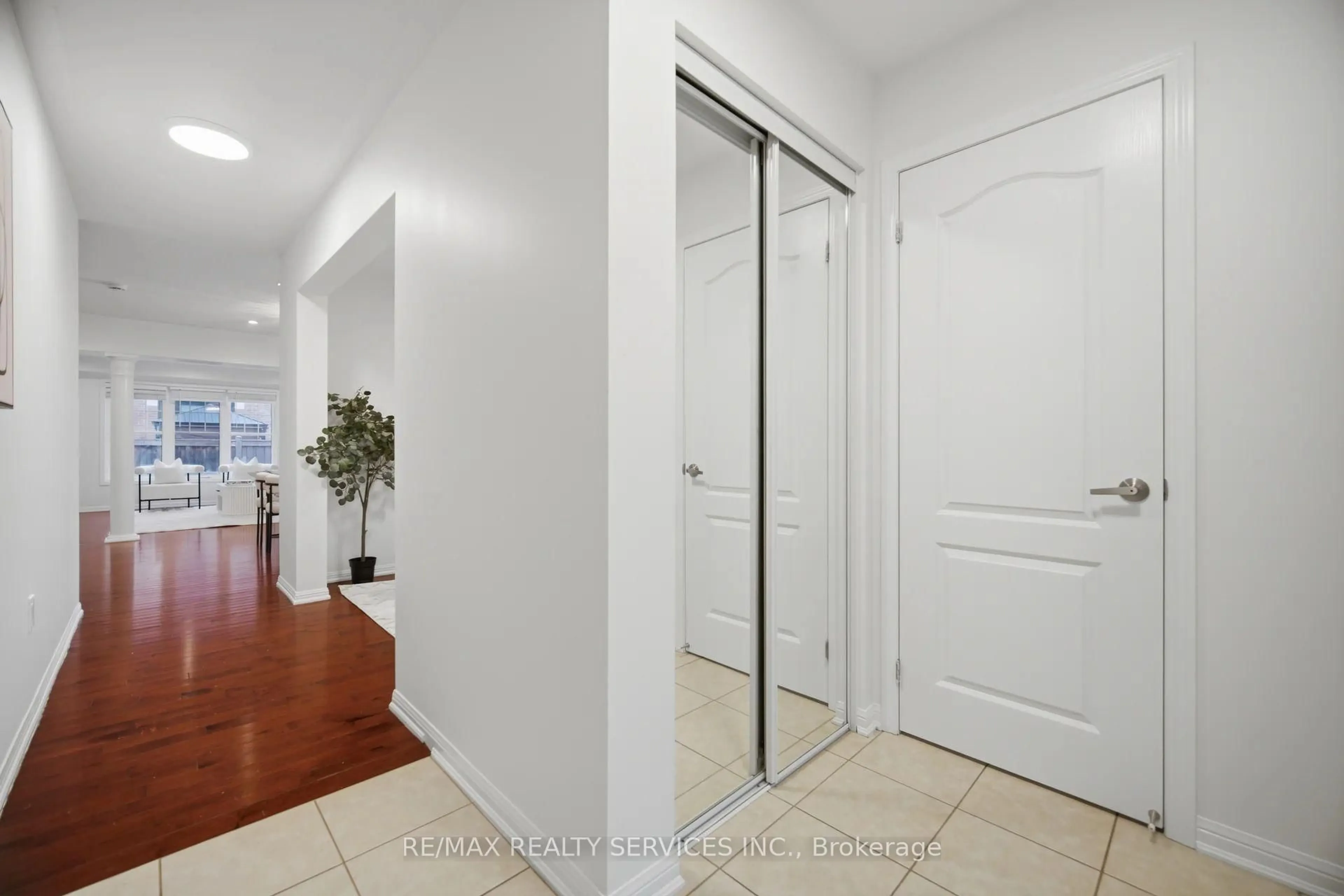Indoor entryway for 454 Grenke Pl, Milton Ontario L9T 7T6