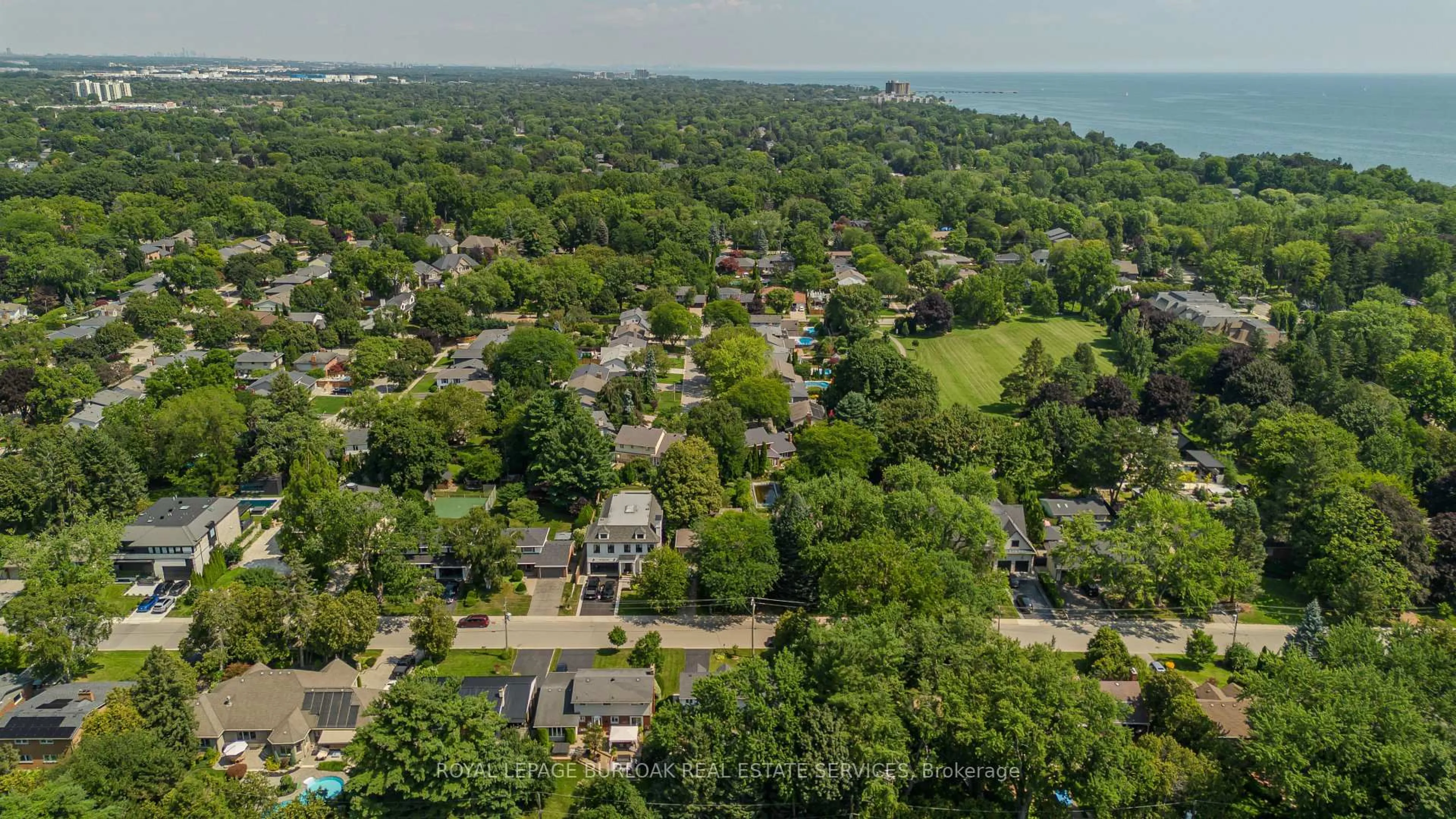 A pic from outside/outdoor area/front of a property/back of a property/a pic from drone, unknown for 274 Belvenia Rd, Burlington Ontario L7L 2G4