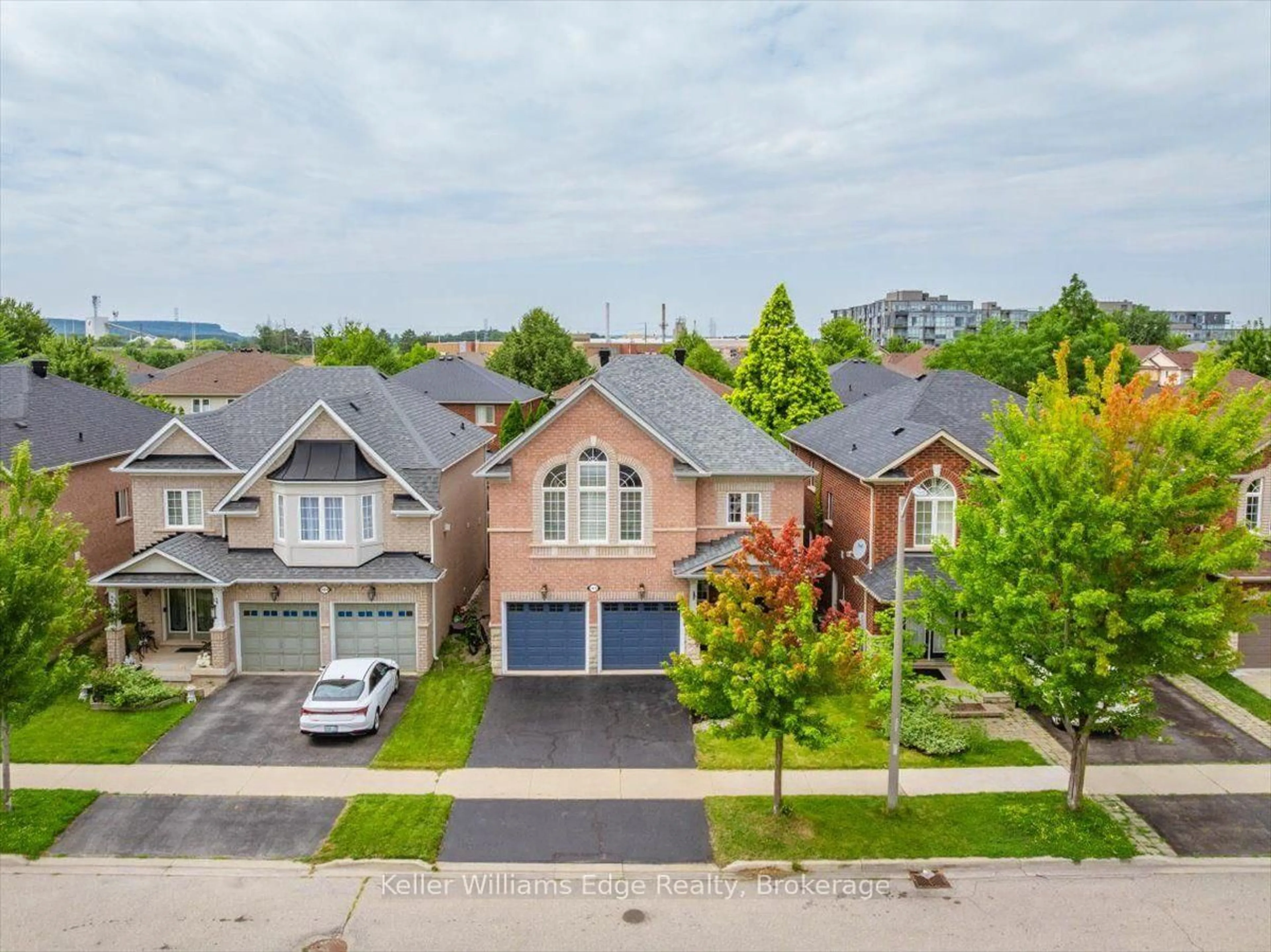 A pic from outside/outdoor area/front of a property/back of a property/a pic from drone, street for 2456 Pathfinder Dr, Burlington Ontario L7L 7M3