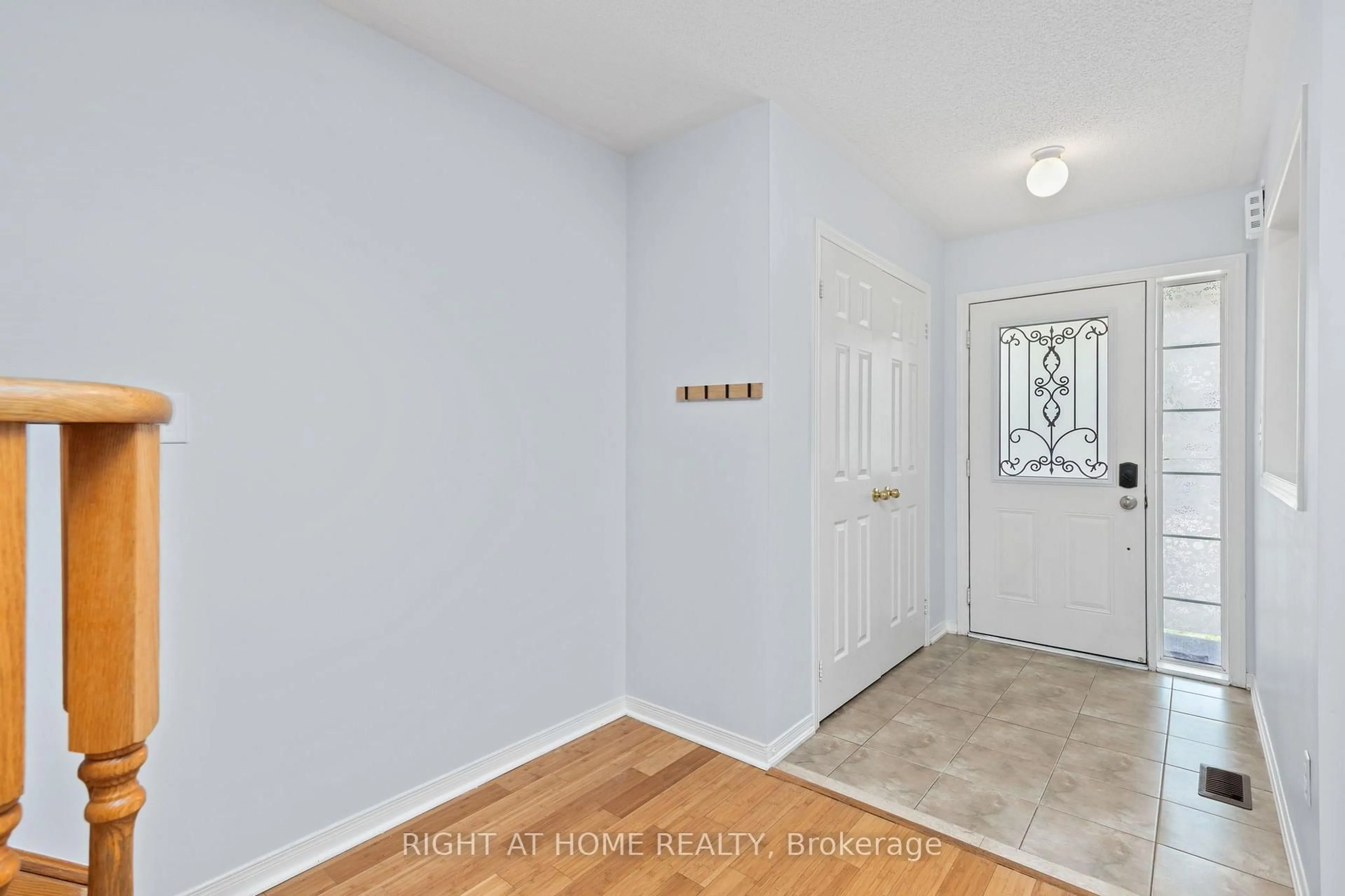Indoor entryway for 3128 Robert Brown Blvd, Oakville Ontario L6M 4L7