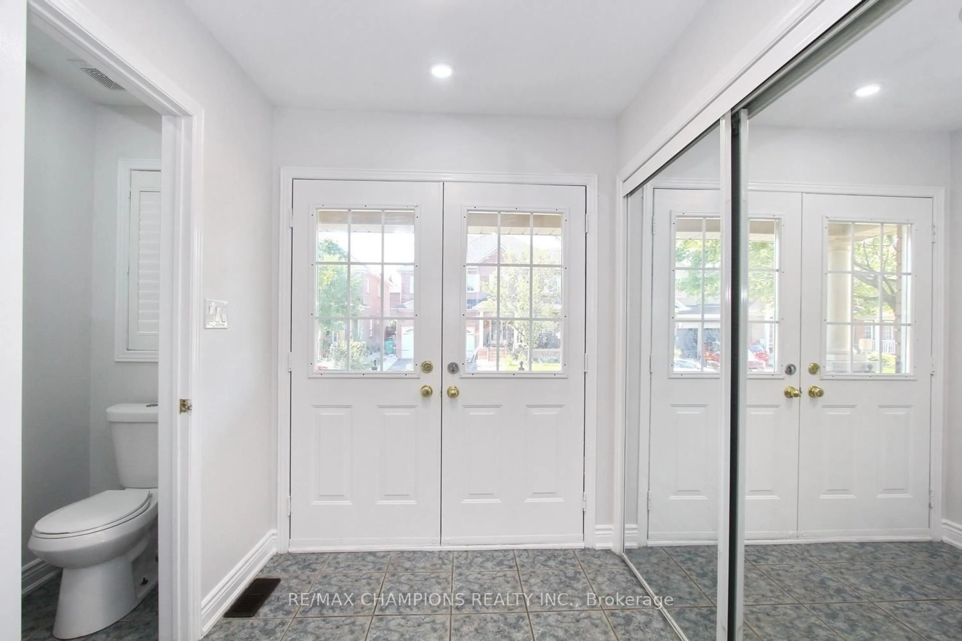 Indoor entryway for 28 Egypt Dr, Brampton Ontario L6R 2W3