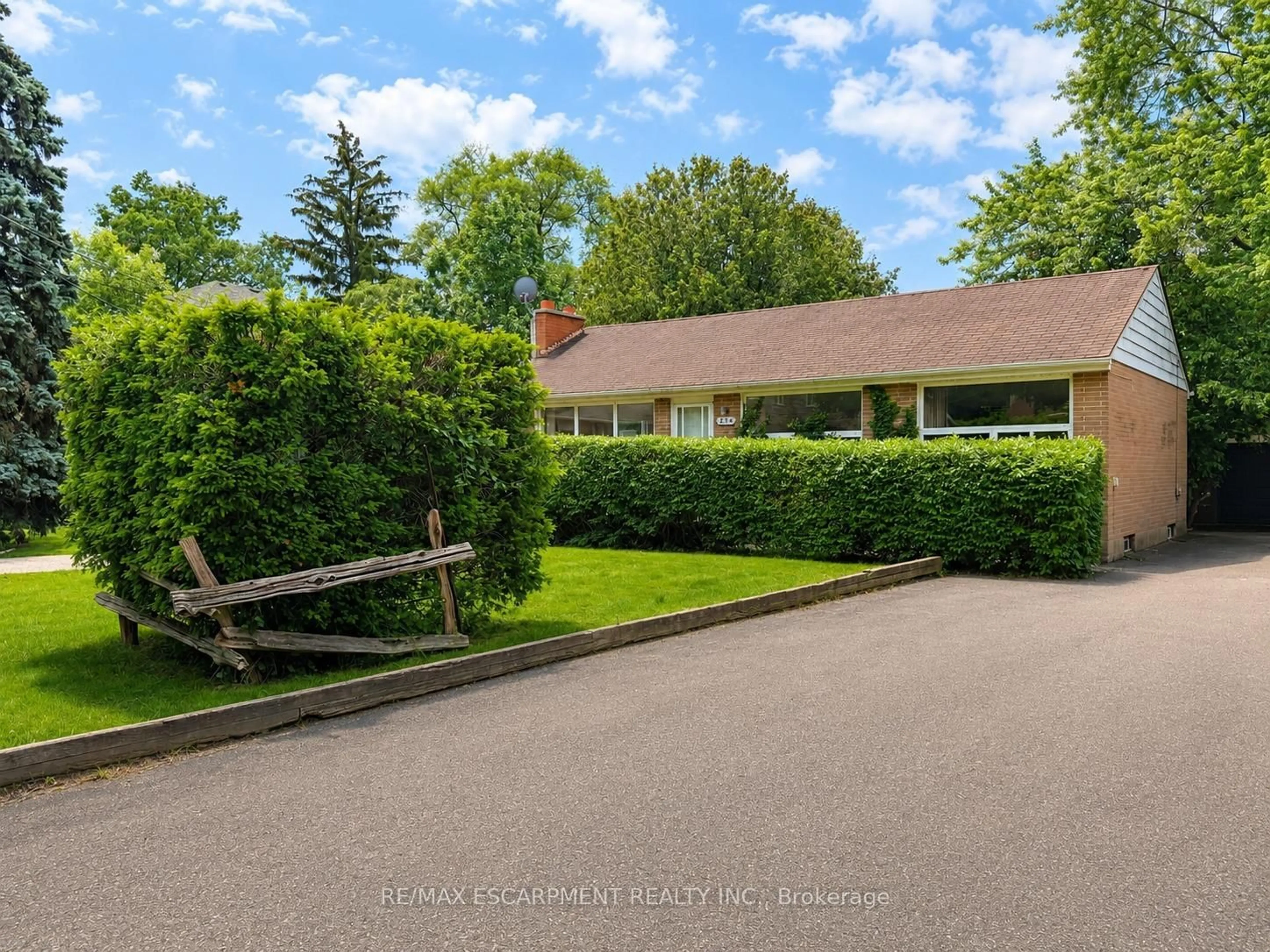 A pic from outside/outdoor area/front of a property/back of a property/a pic from drone, street for 1214 Argreen Rd, Mississauga Ontario L5G 3J3