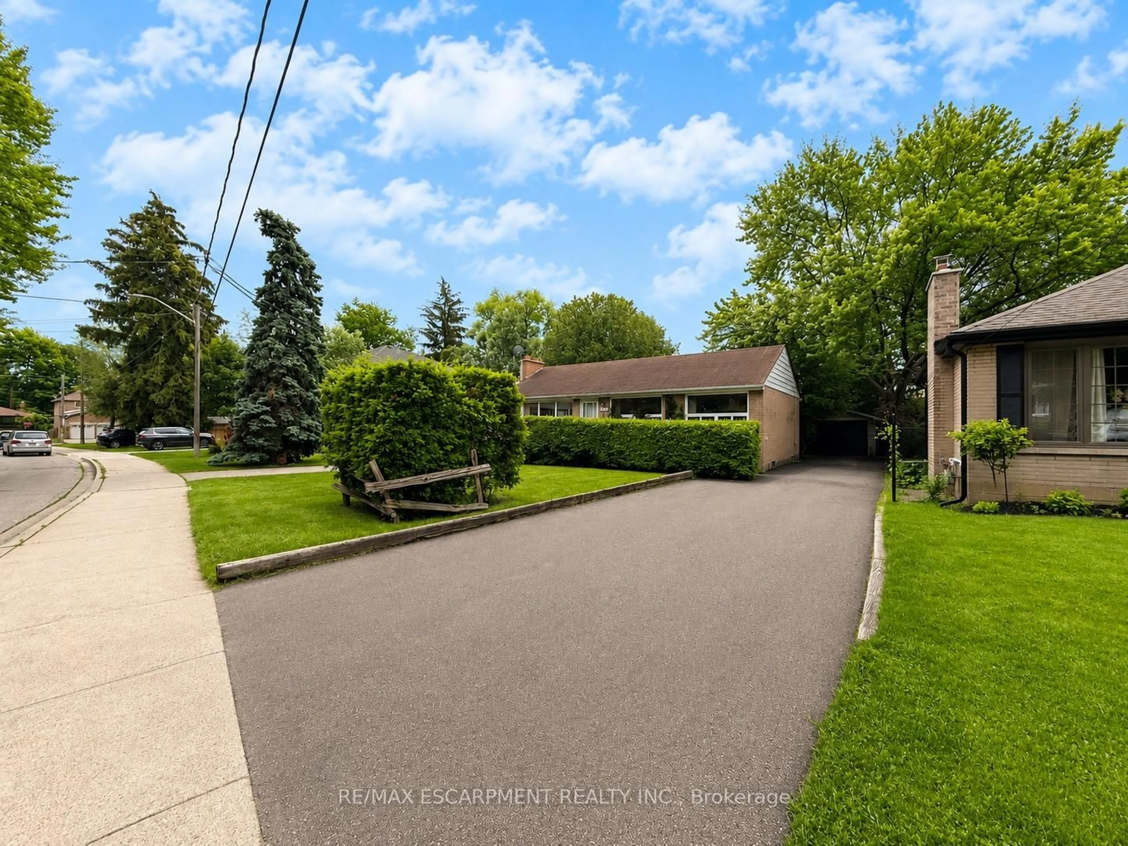 A pic from outside/outdoor area/front of a property/back of a property/a pic from drone, street for 1214 Argreen Rd, Mississauga Ontario L5G 3J3
