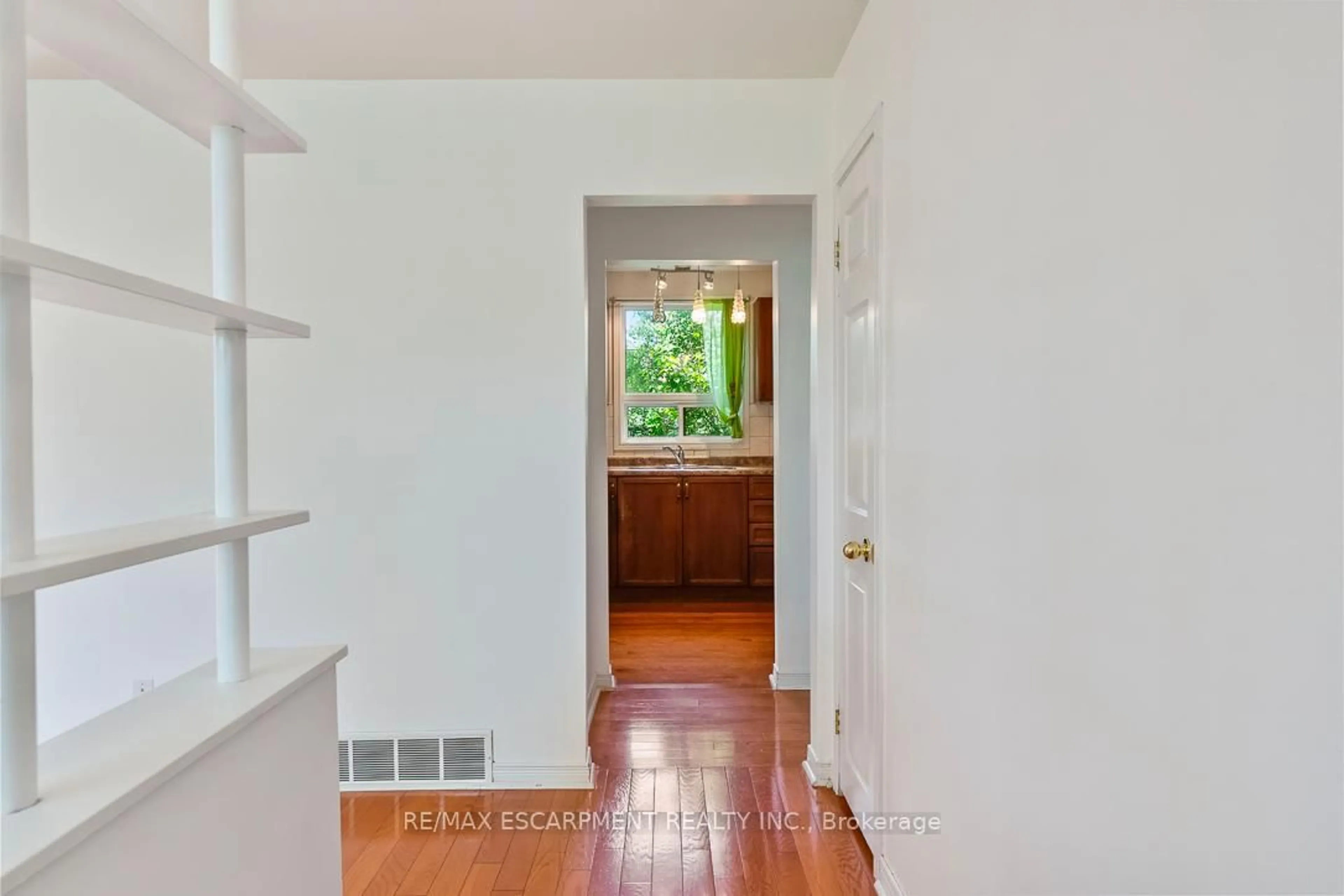 Indoor entryway for 1214 Argreen Rd, Mississauga Ontario L5G 3J3