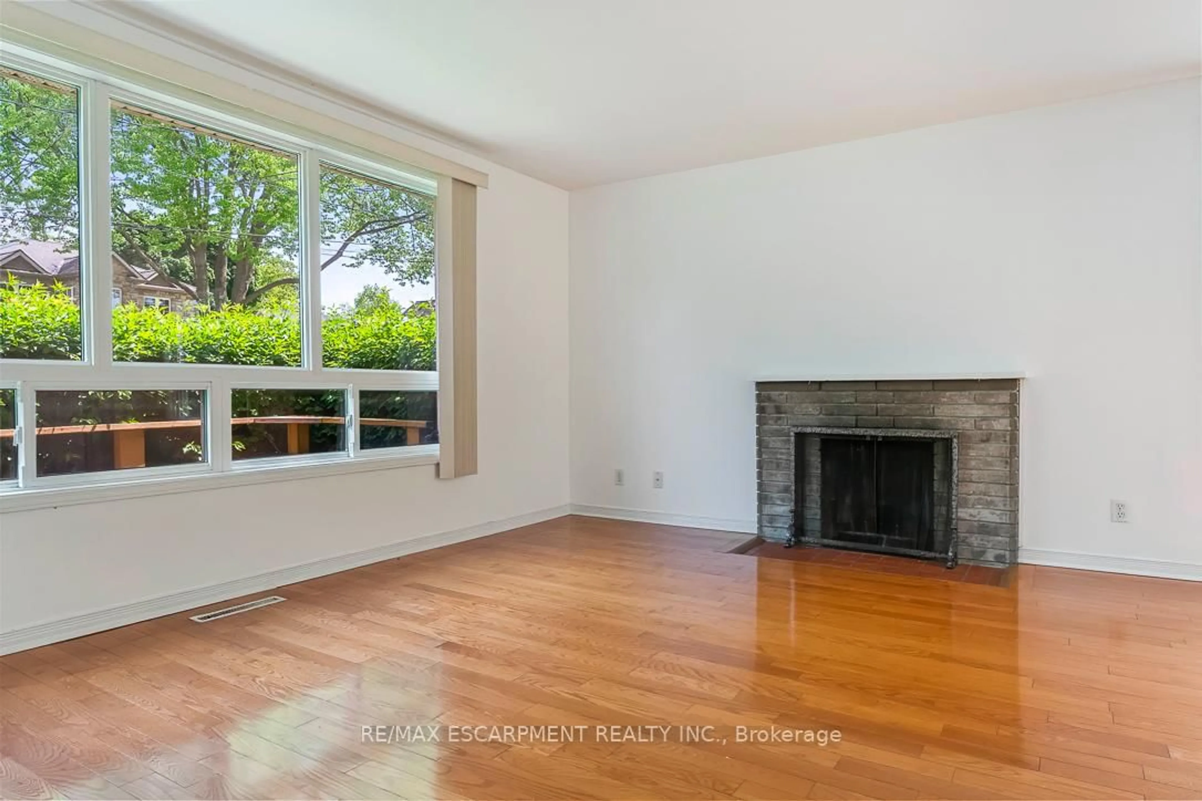 A pic of a room for 1214 Argreen Rd, Mississauga Ontario L5G 3J3