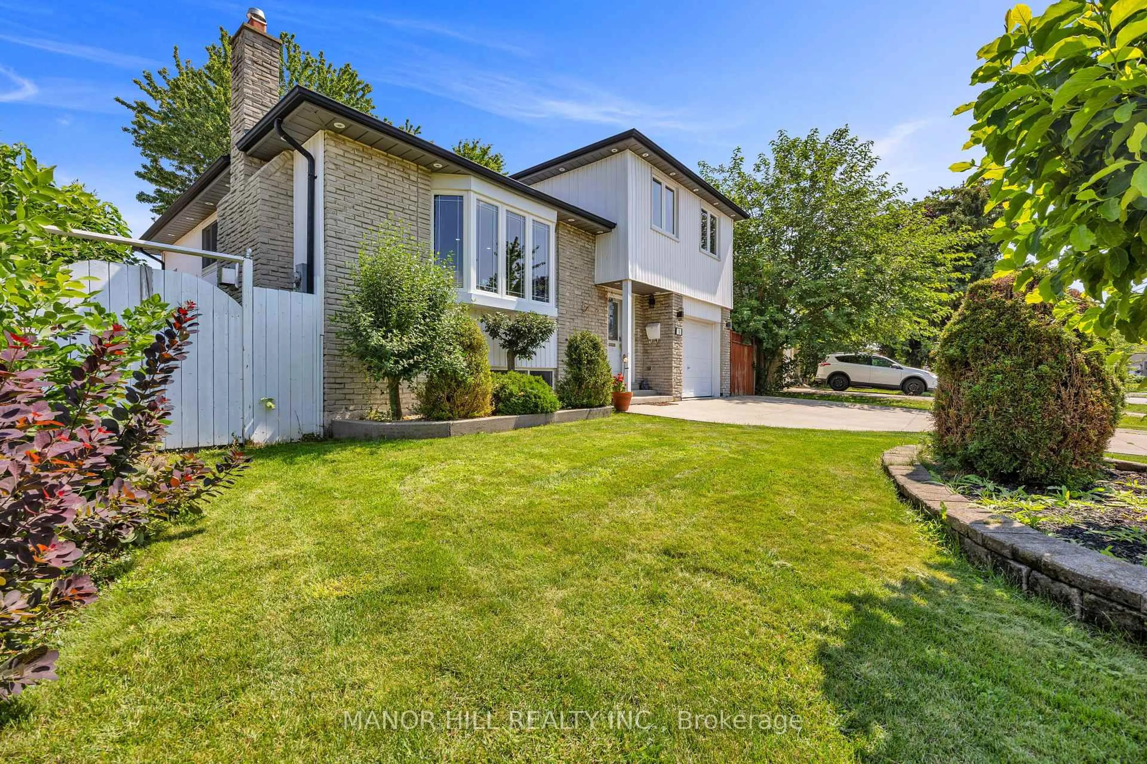 A pic from outside/outdoor area/front of a property/back of a property/a pic from drone, street for 18 Greenbriar Rd, Brampton Ontario L6S 1V9