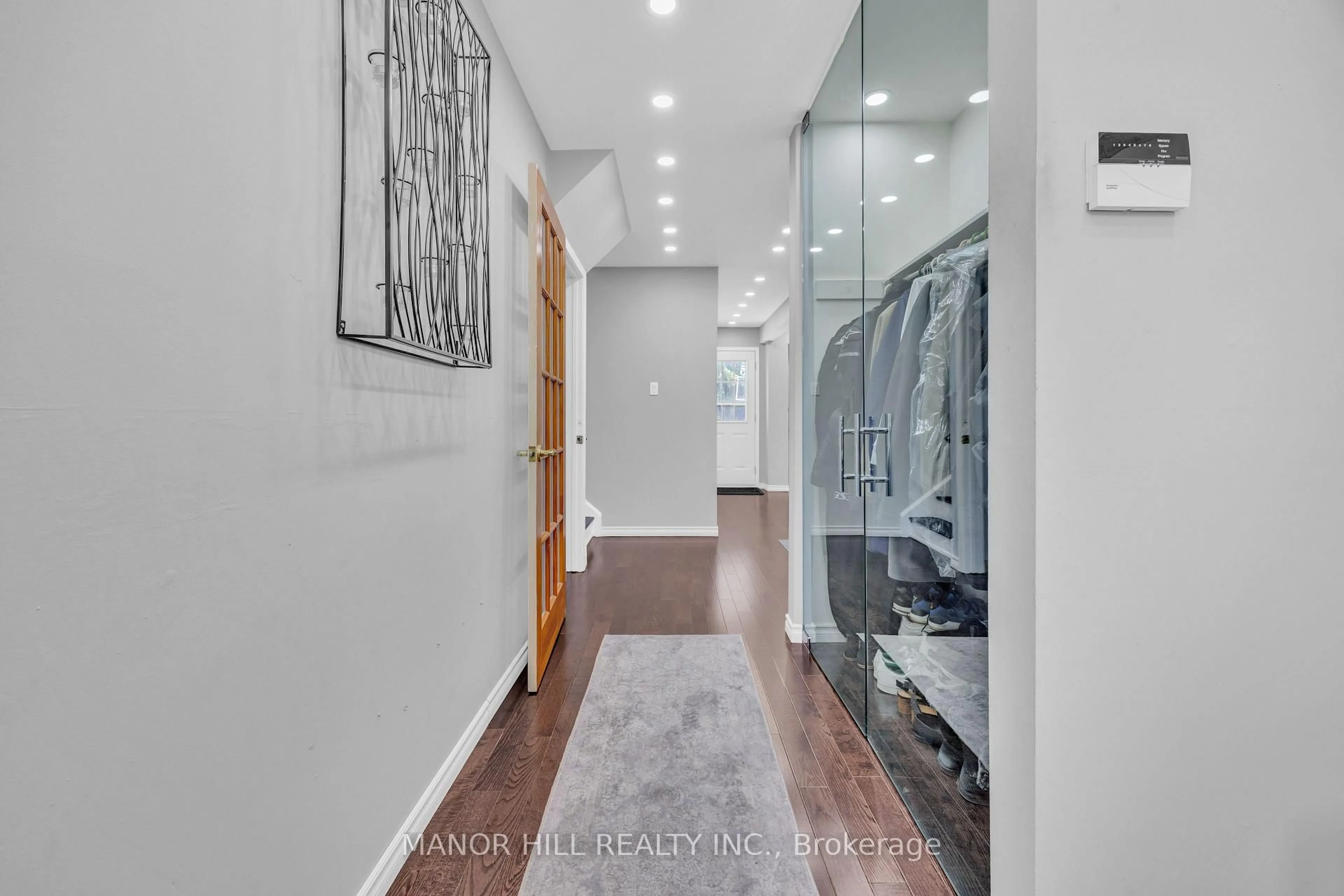 Indoor entryway for 18 Greenbriar Rd, Brampton Ontario L6S 1V9