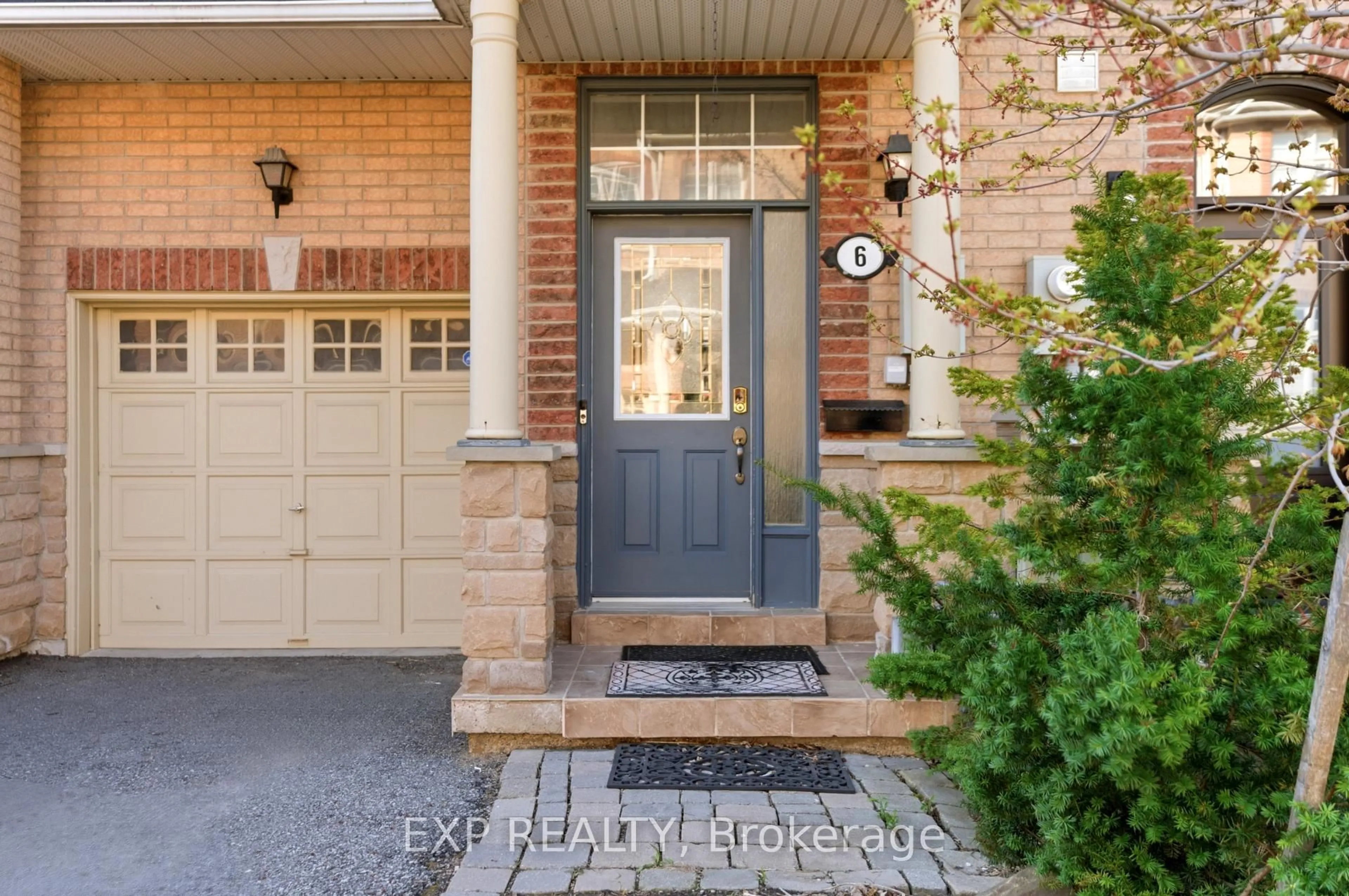 Indoor entryway for 6 Purple Finch Crt, Brampton Ontario L6X 5A3