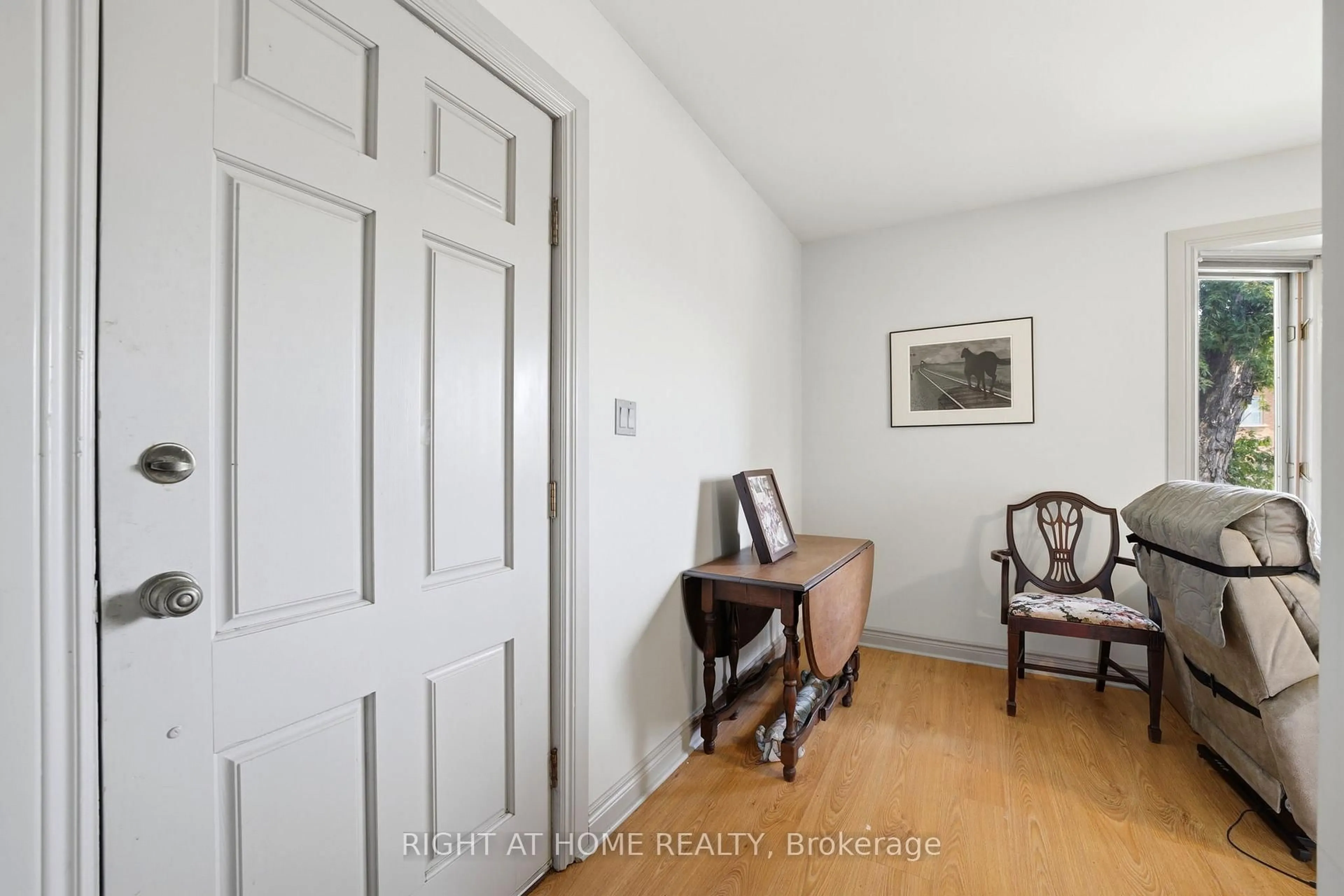 Indoor entryway for 1290 Strathy Ave, Mississauga Ontario L5E 2K8
