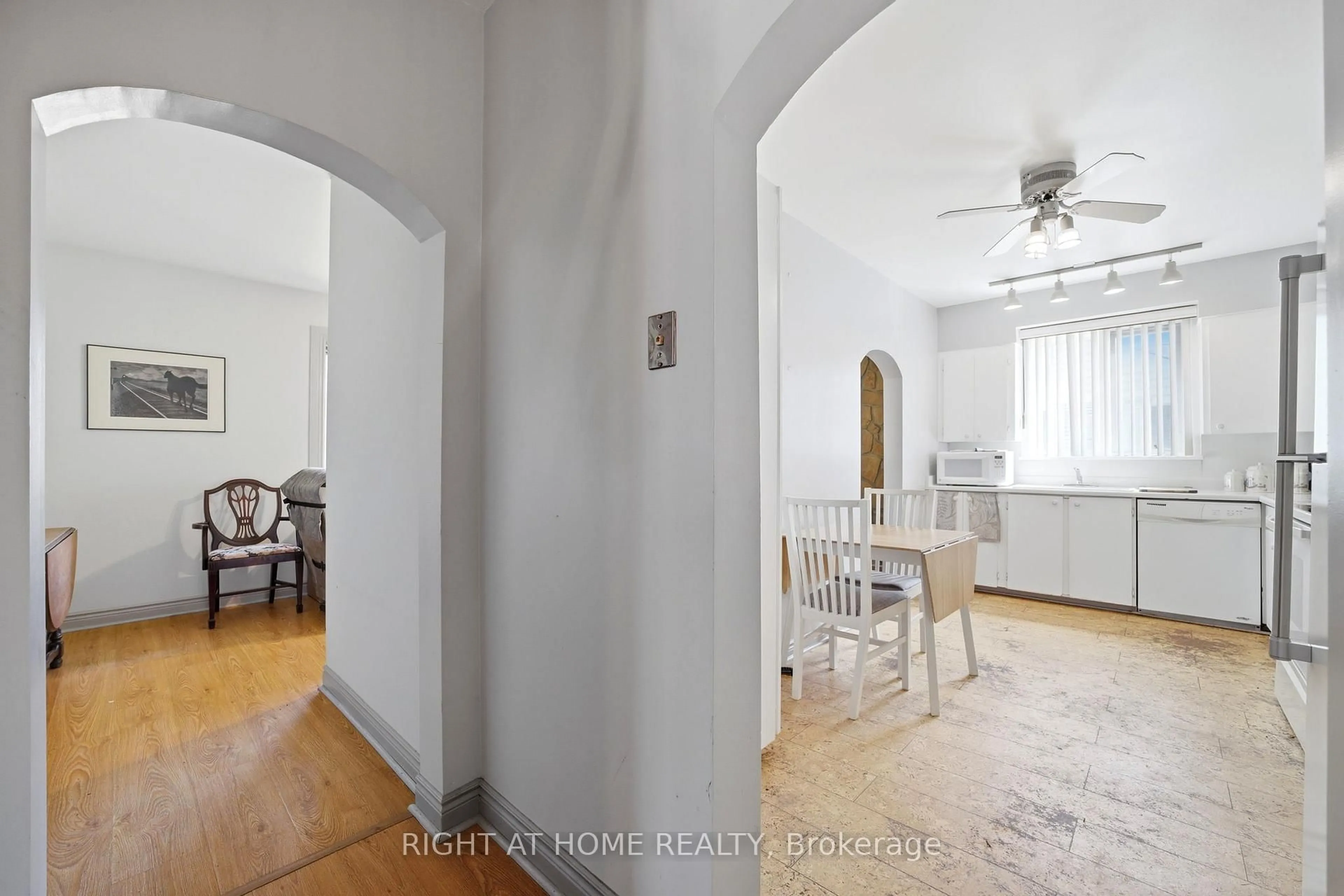 A pic of a room for 1290 Strathy Ave, Mississauga Ontario L5E 2K8