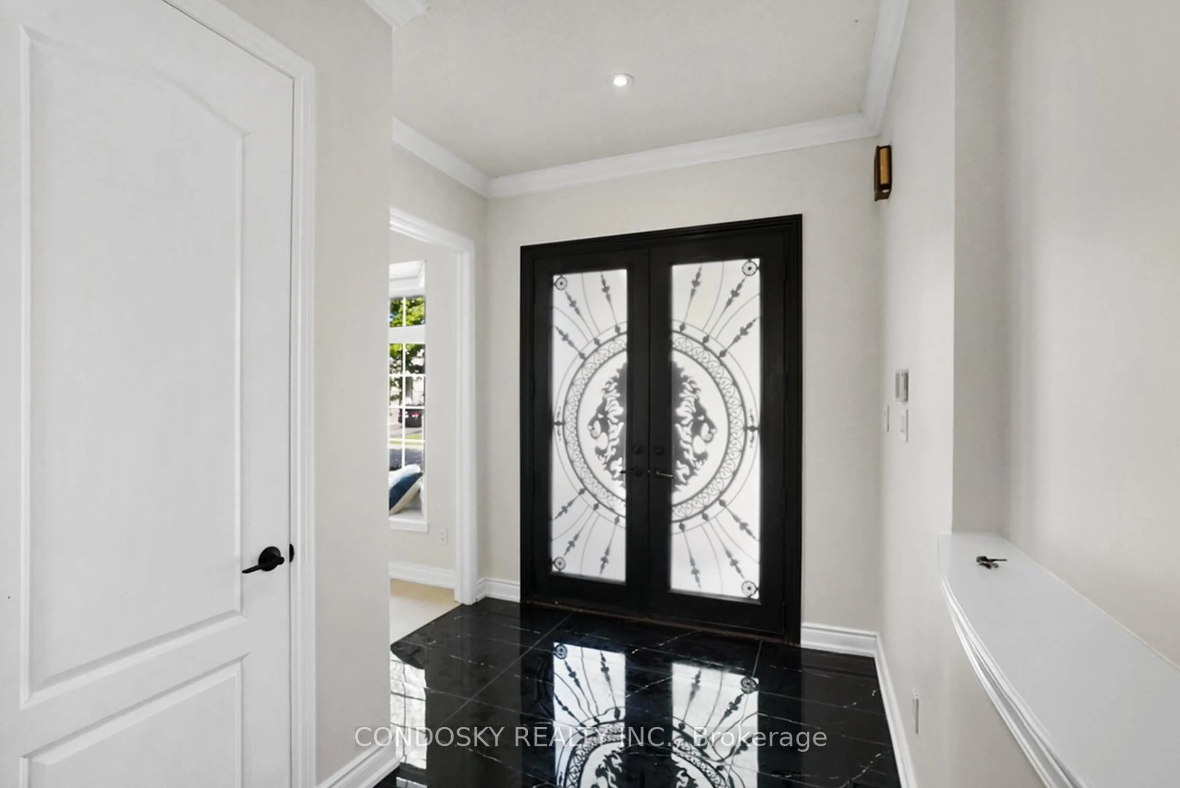 Indoor entryway for 3322 Fox Run Circ, Oakville Ontario L6L 6W4
