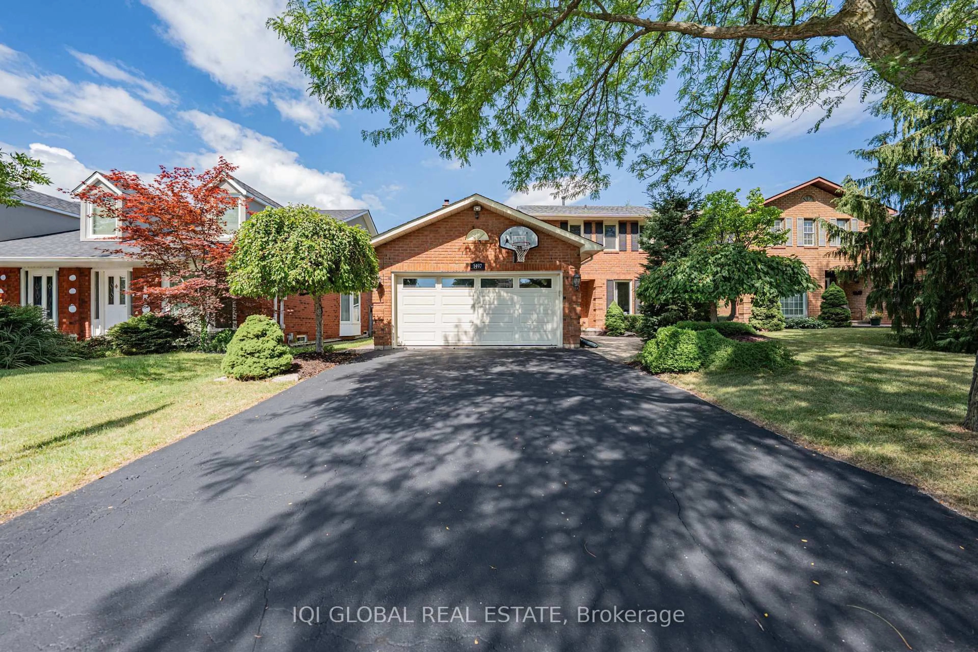 A pic from outside/outdoor area/front of a property/back of a property/a pic from drone, street for 1497 Greenbriar Dr, Oakville Ontario L6M 1Y9