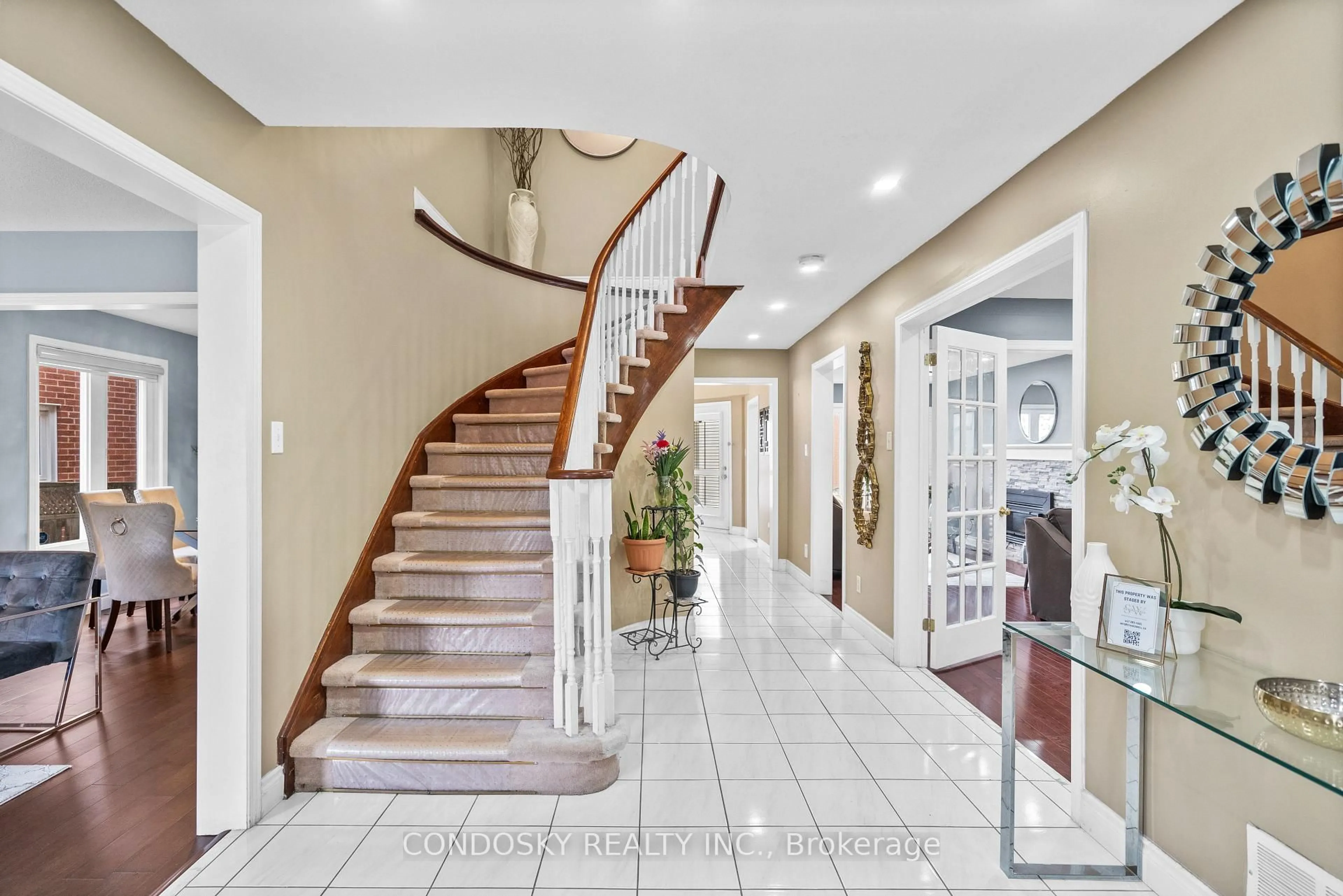 Indoor foyer for 6182 Duford Dr, Mississauga Ontario L5V 1A5