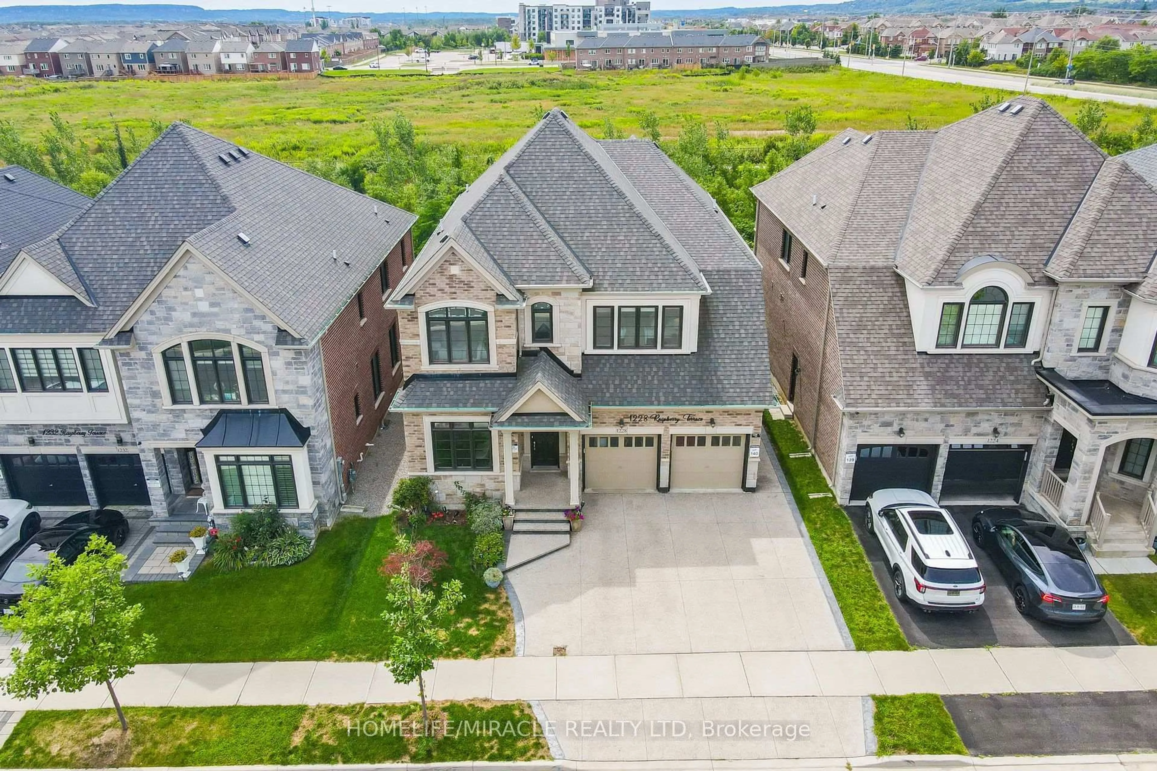A pic from outside/outdoor area/front of a property/back of a property/a pic from drone, street for 1228 Raspberry Terr, Milton Ontario L9E 1N1