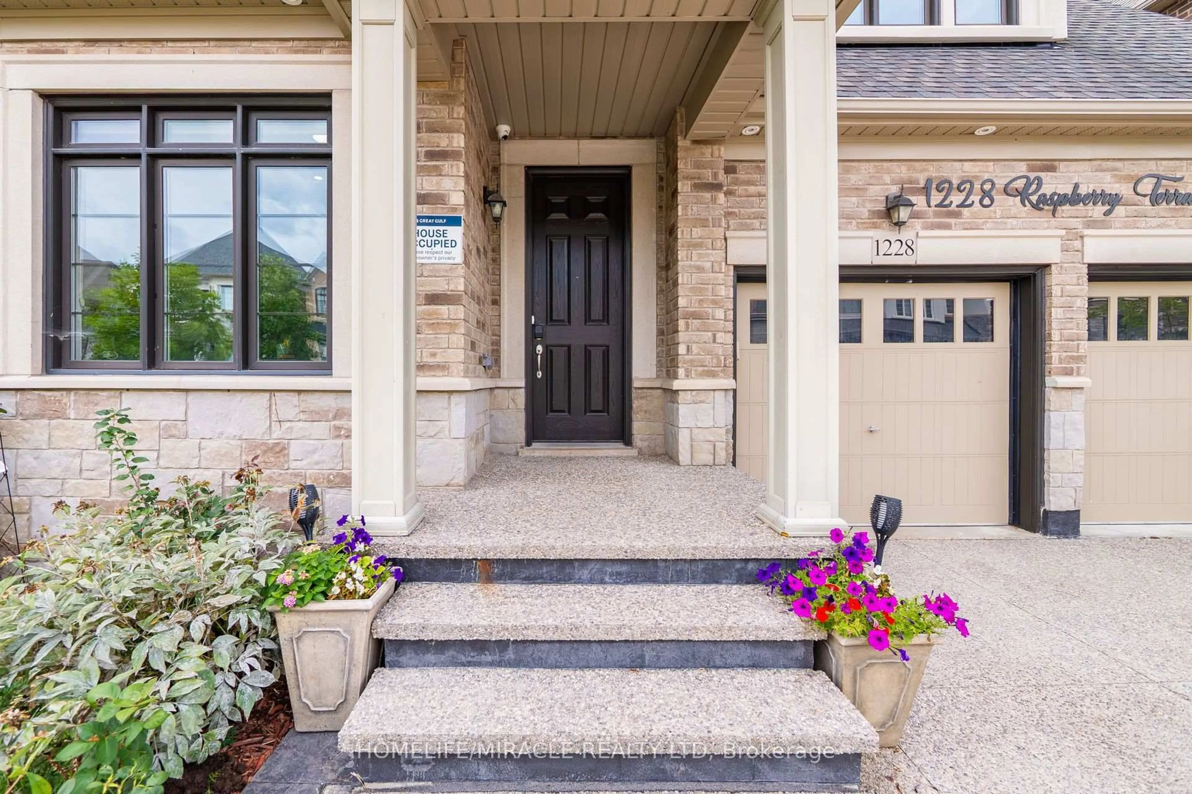 Indoor entryway for 1228 Raspberry Terr, Milton Ontario L9E 1N1