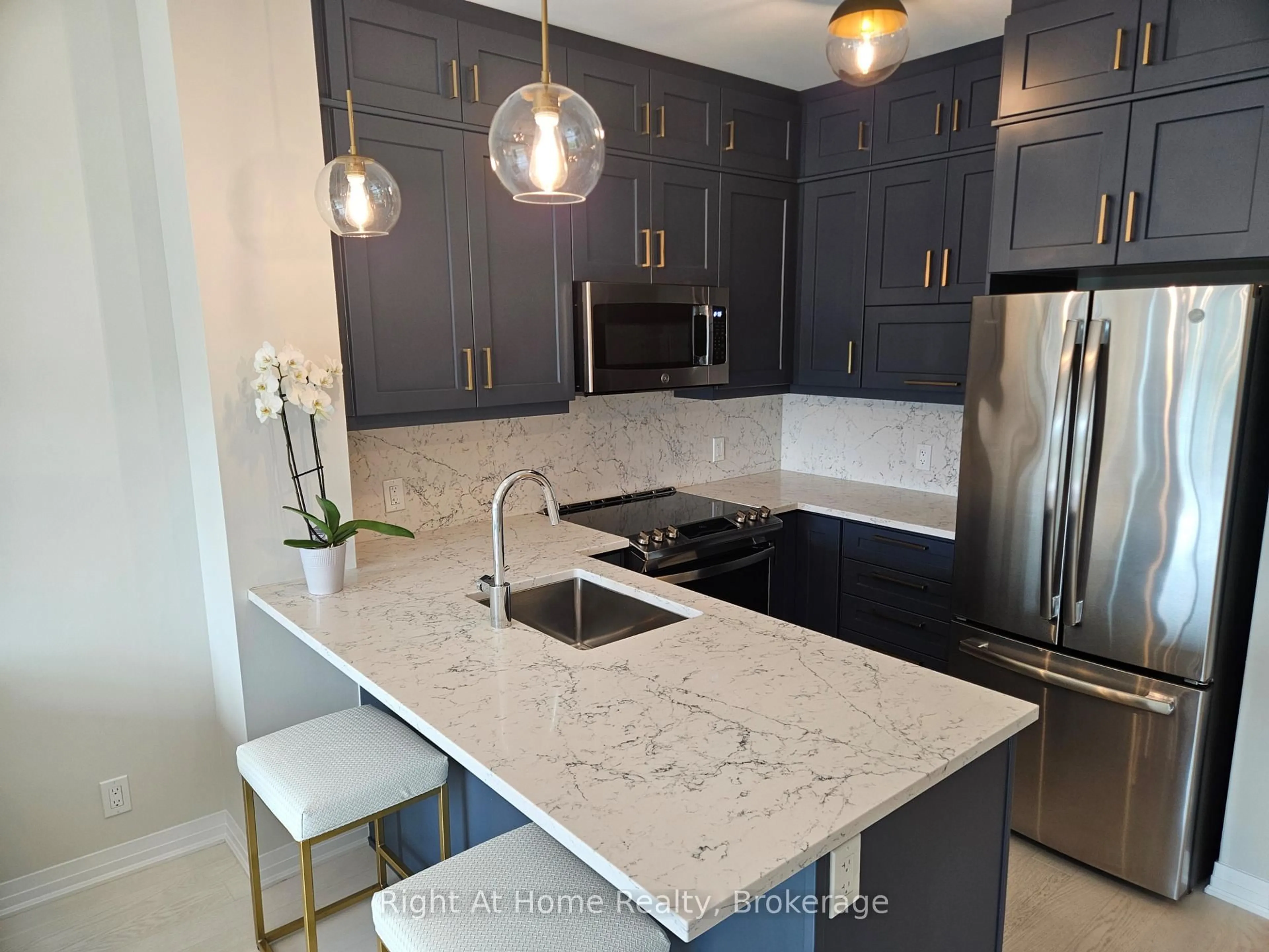 Contemporary kitchen, ceramic/tile floor for 102 GROVEWOOD Common #527, Oakville Ontario L6H 0X2