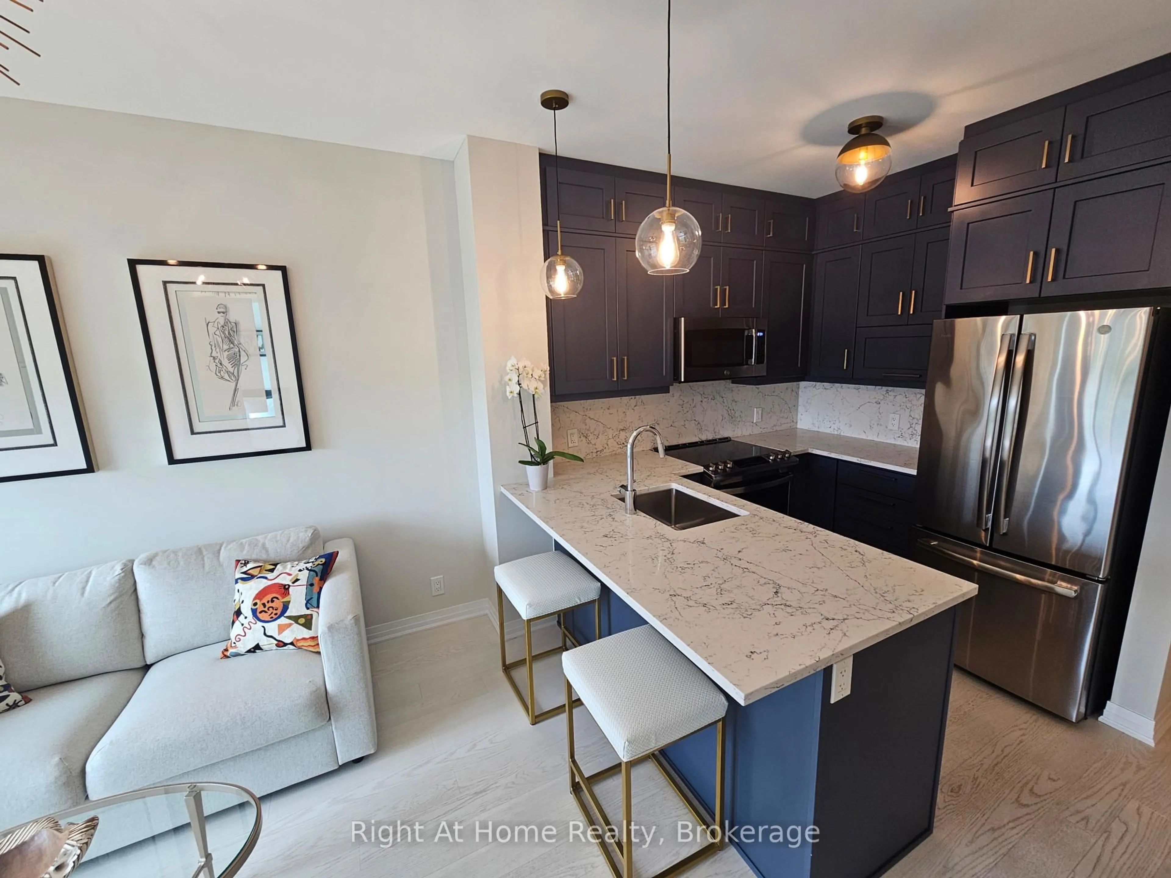 Open concept kitchen, ceramic/tile floor for 102 GROVEWOOD Common #527, Oakville Ontario L6H 0X2