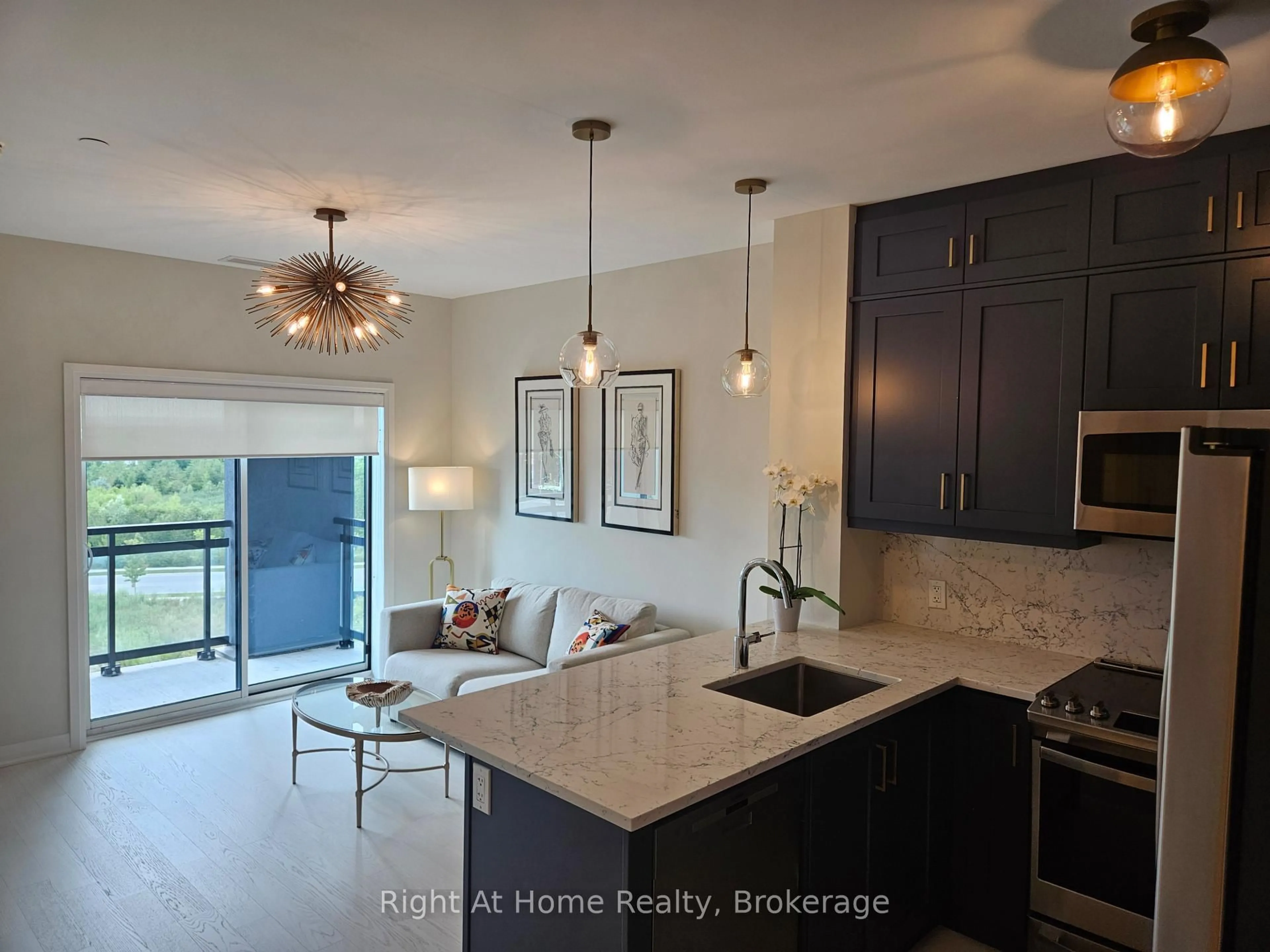 Open concept kitchen, ceramic/tile floor for 102 GROVEWOOD Common #527, Oakville Ontario L6H 0X2