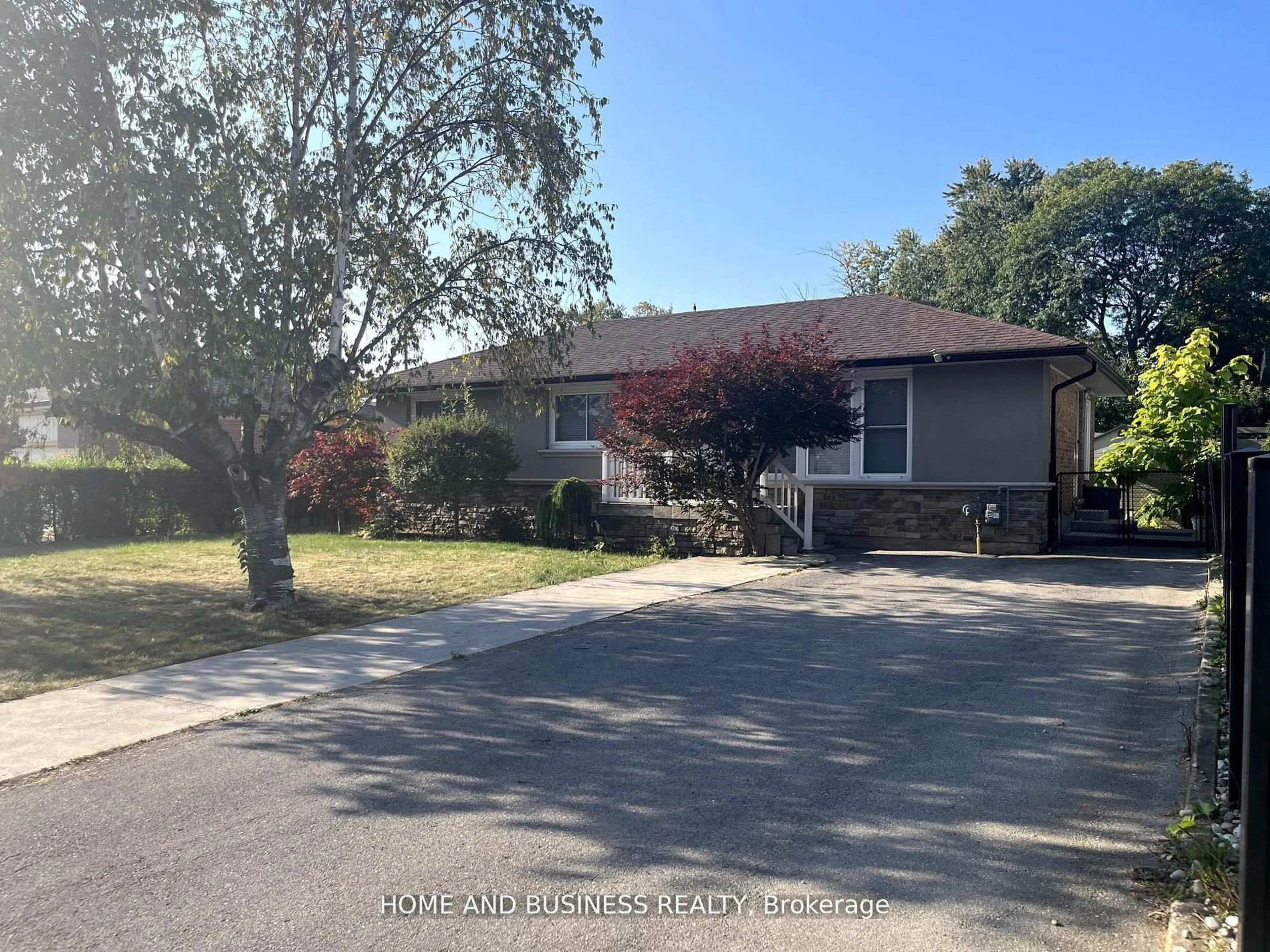 A pic from outside/outdoor area/front of a property/back of a property/a pic from drone, street for 376 Ashbury Rd, Oakville Ontario L6K 2M7
