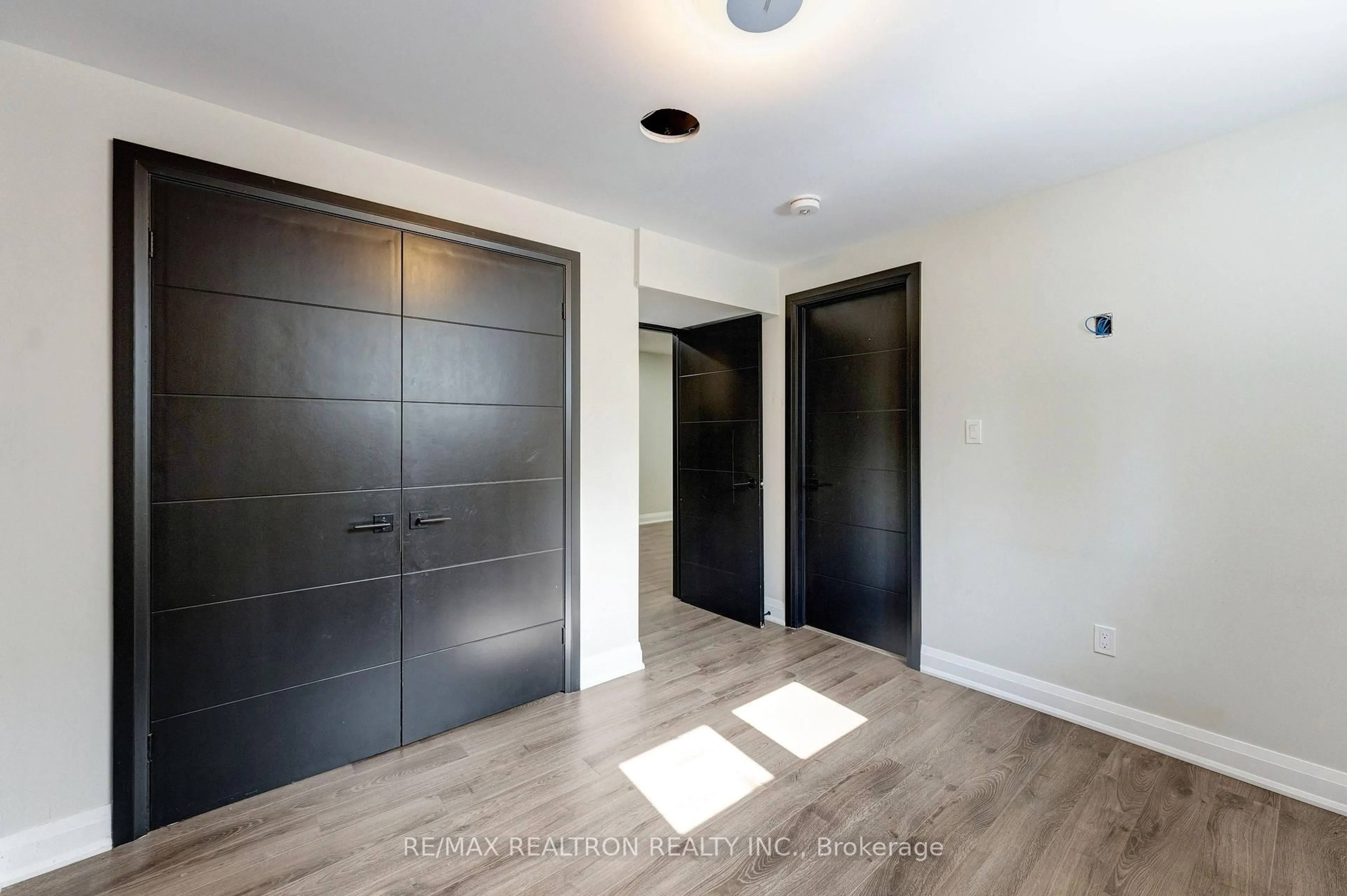 Indoor entryway for 32 Bradfield Ave, Toronto Ontario M8Z 2A3