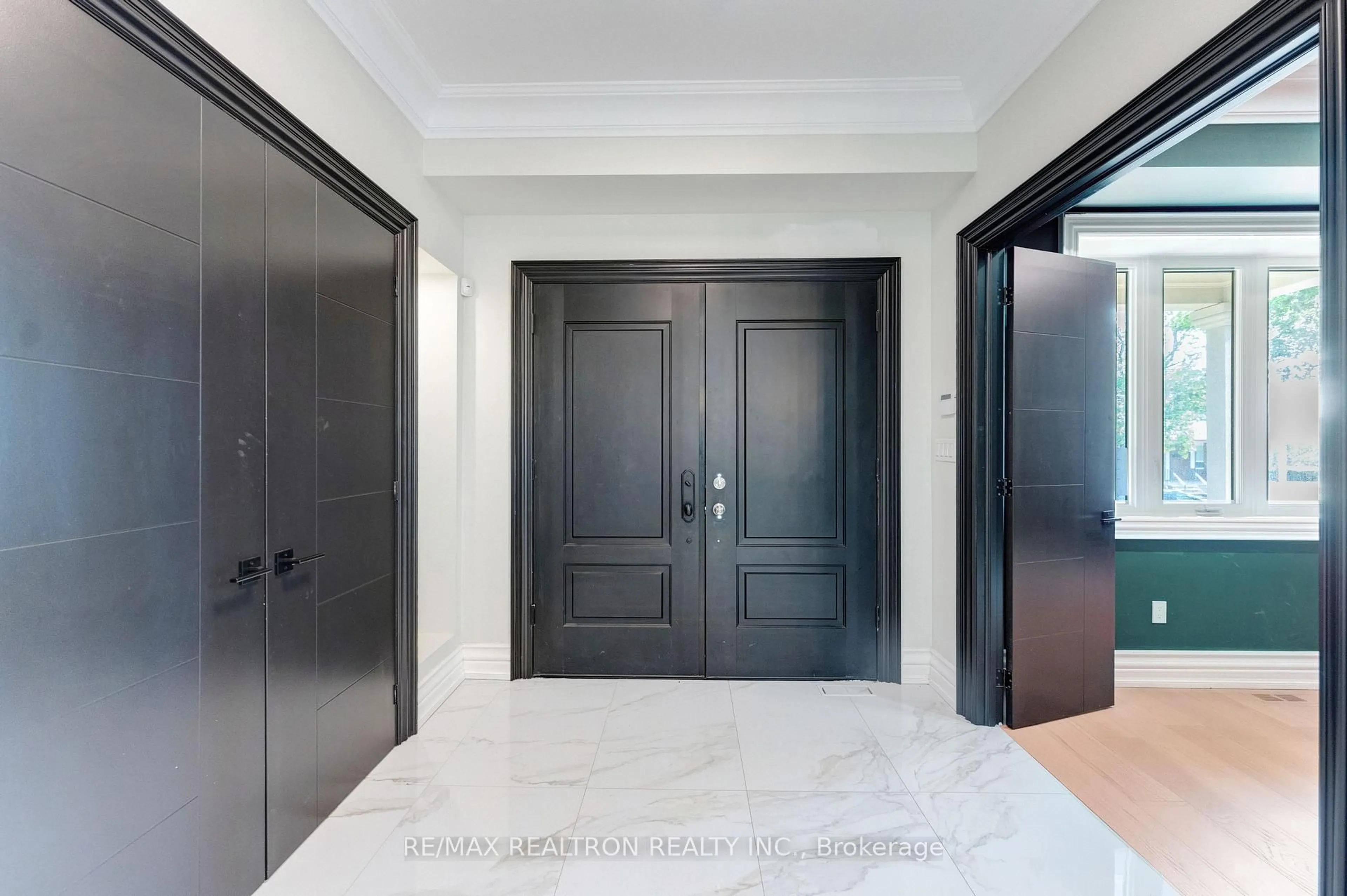 Indoor entryway for 32 Bradfield Ave, Toronto Ontario M8Z 2A3