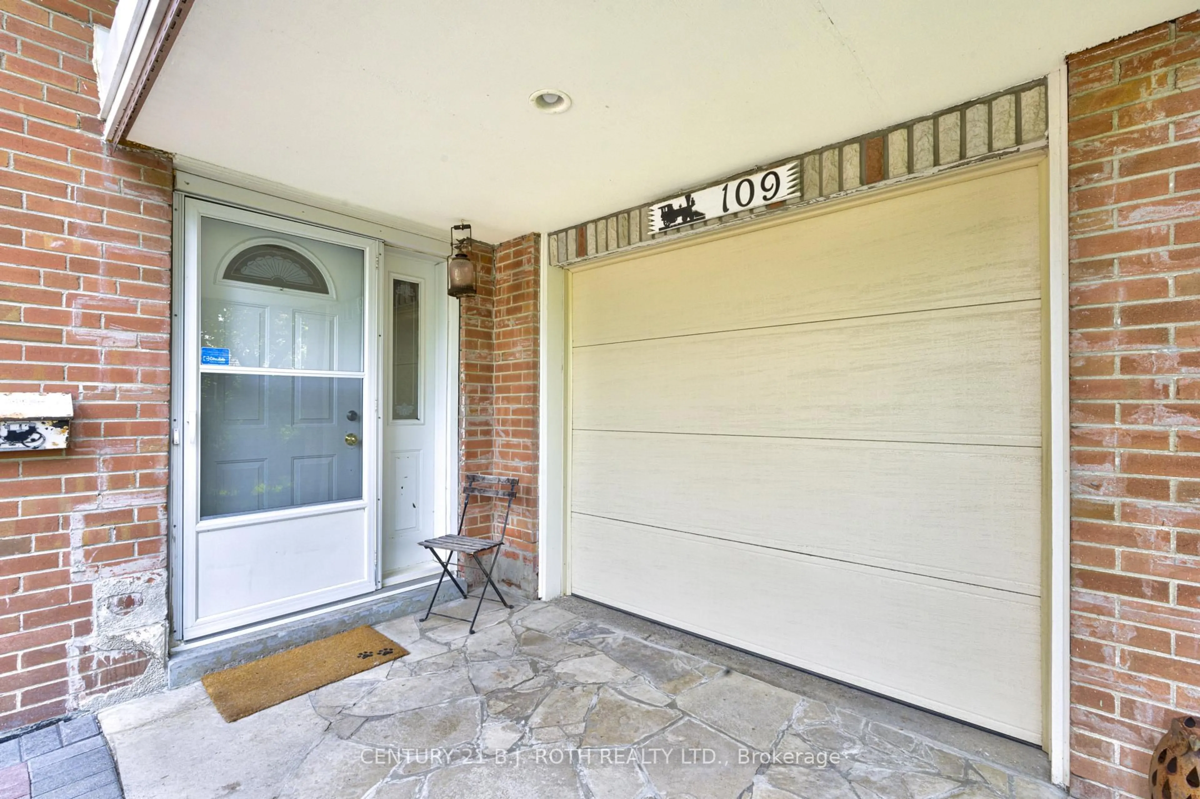 Indoor entryway for 109 Wincott Dr, Toronto Ontario M9R 2P5