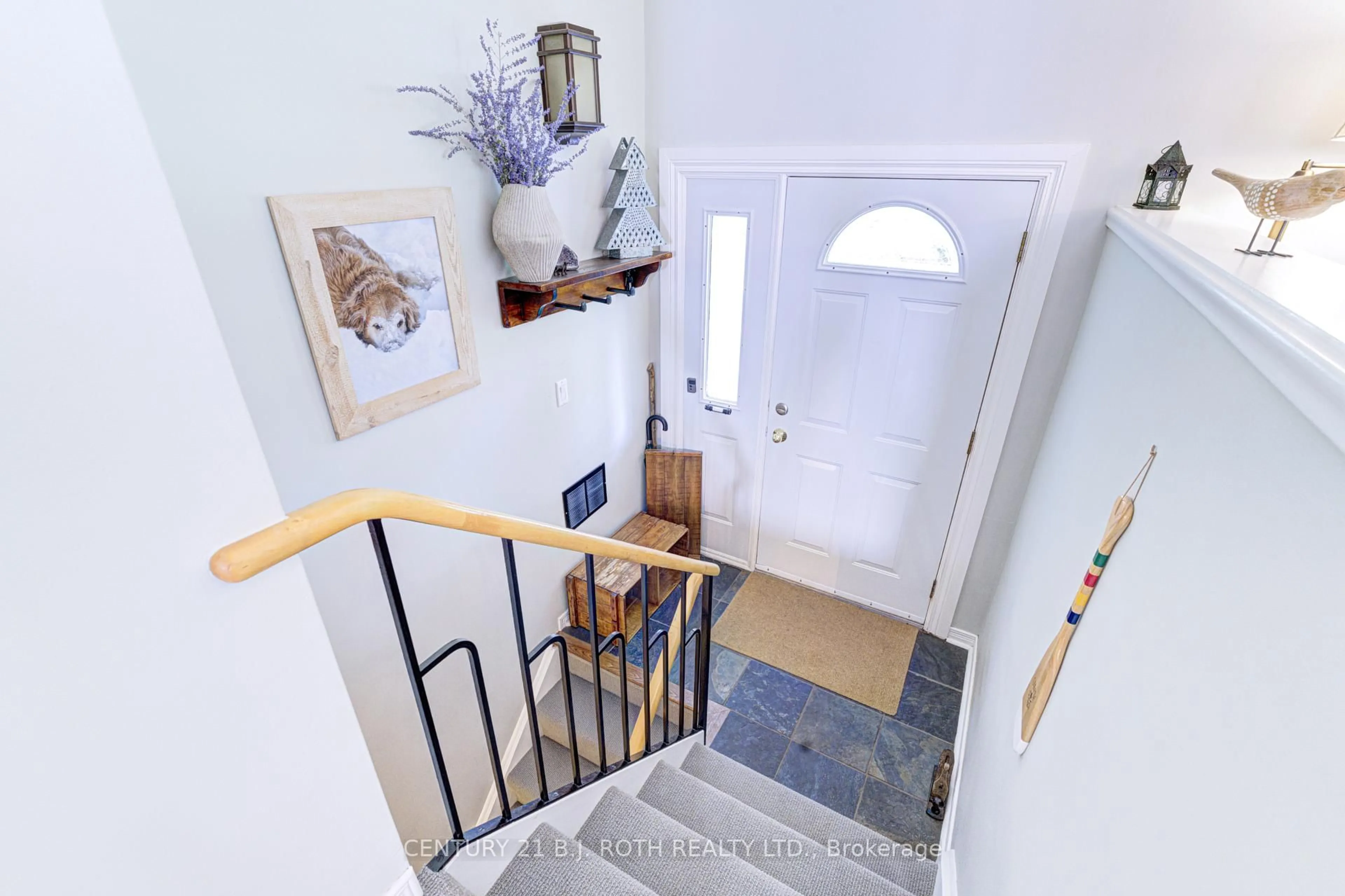 Indoor entryway for 109 Wincott Dr, Toronto Ontario M9R 2P5