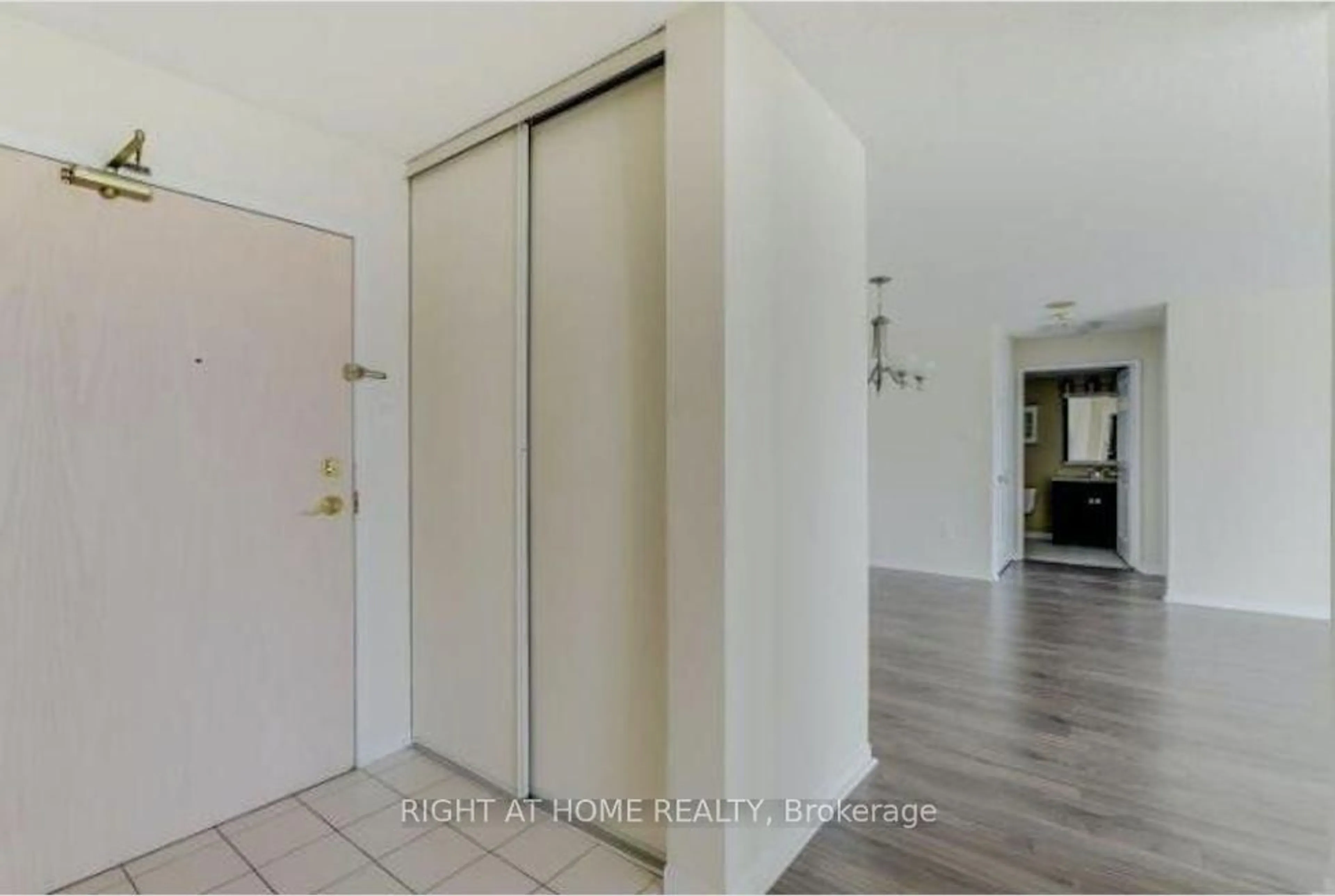 Indoor entryway for 400 Webb Dr #905, Mississauga Ontario L5B 3Z7