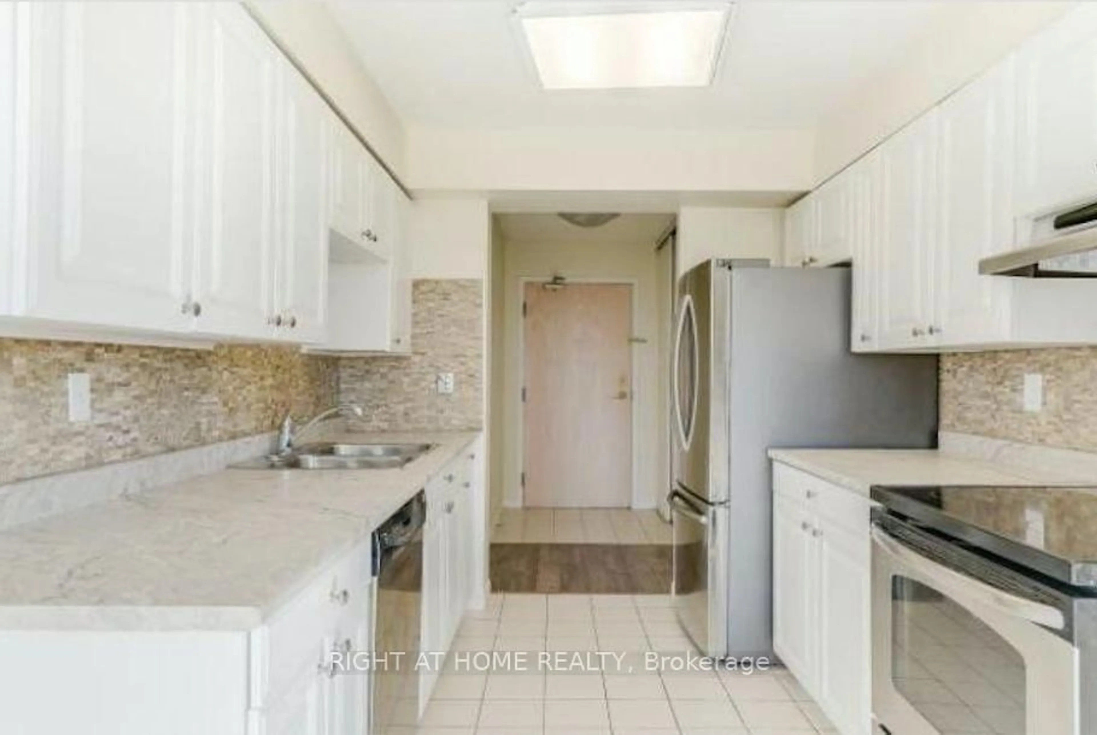 Standard kitchen, ceramic/tile floor for 400 Webb Dr #905, Mississauga Ontario L5B 3Z7