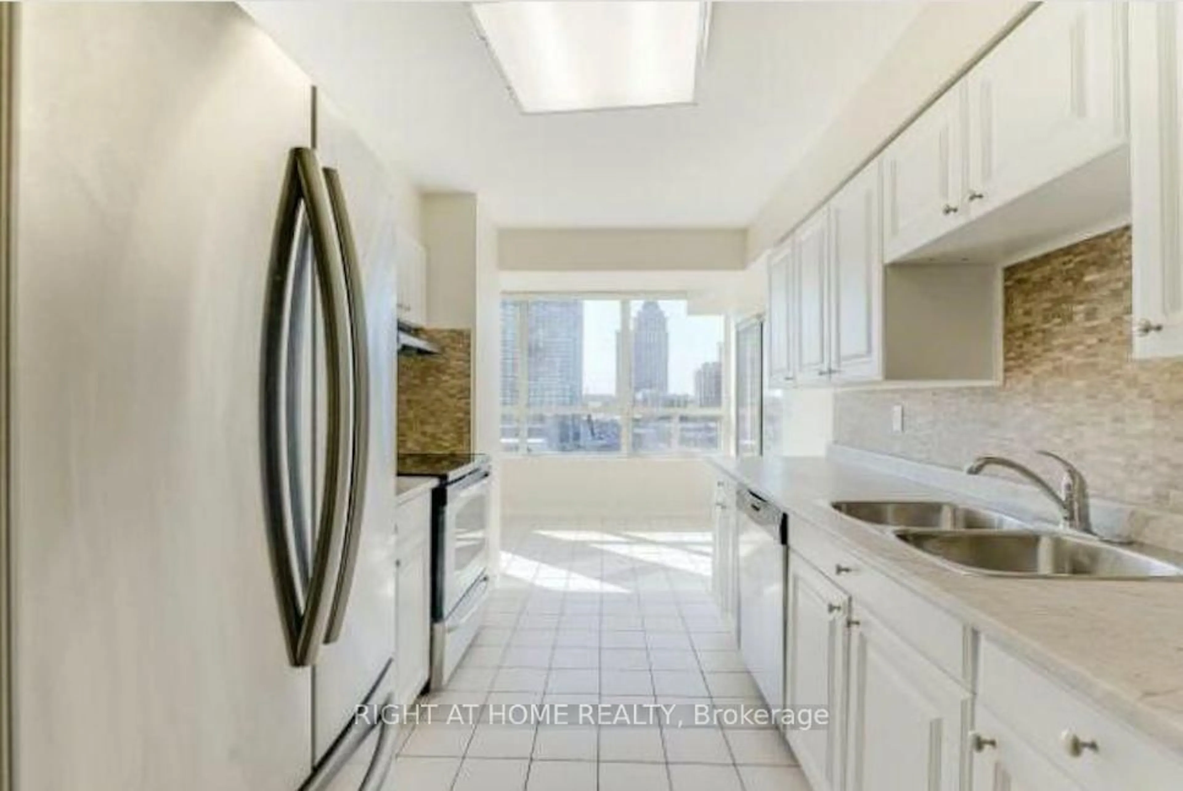 Standard kitchen, ceramic/tile floor for 400 Webb Dr #905, Mississauga Ontario L5B 3Z7