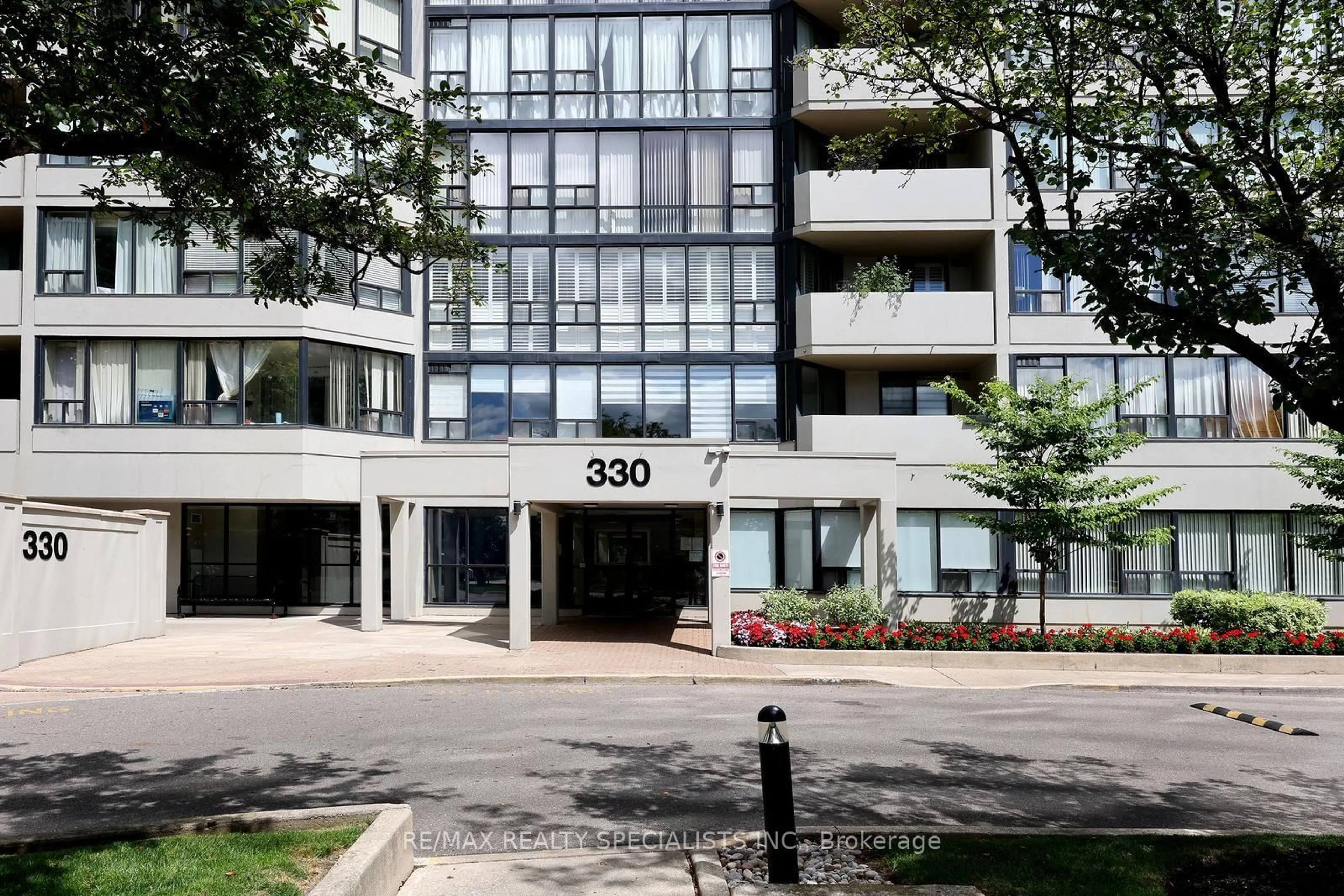 Patio, building for 330 Rathburn Rd #1507, Mississauga Ontario L5B 3Y1