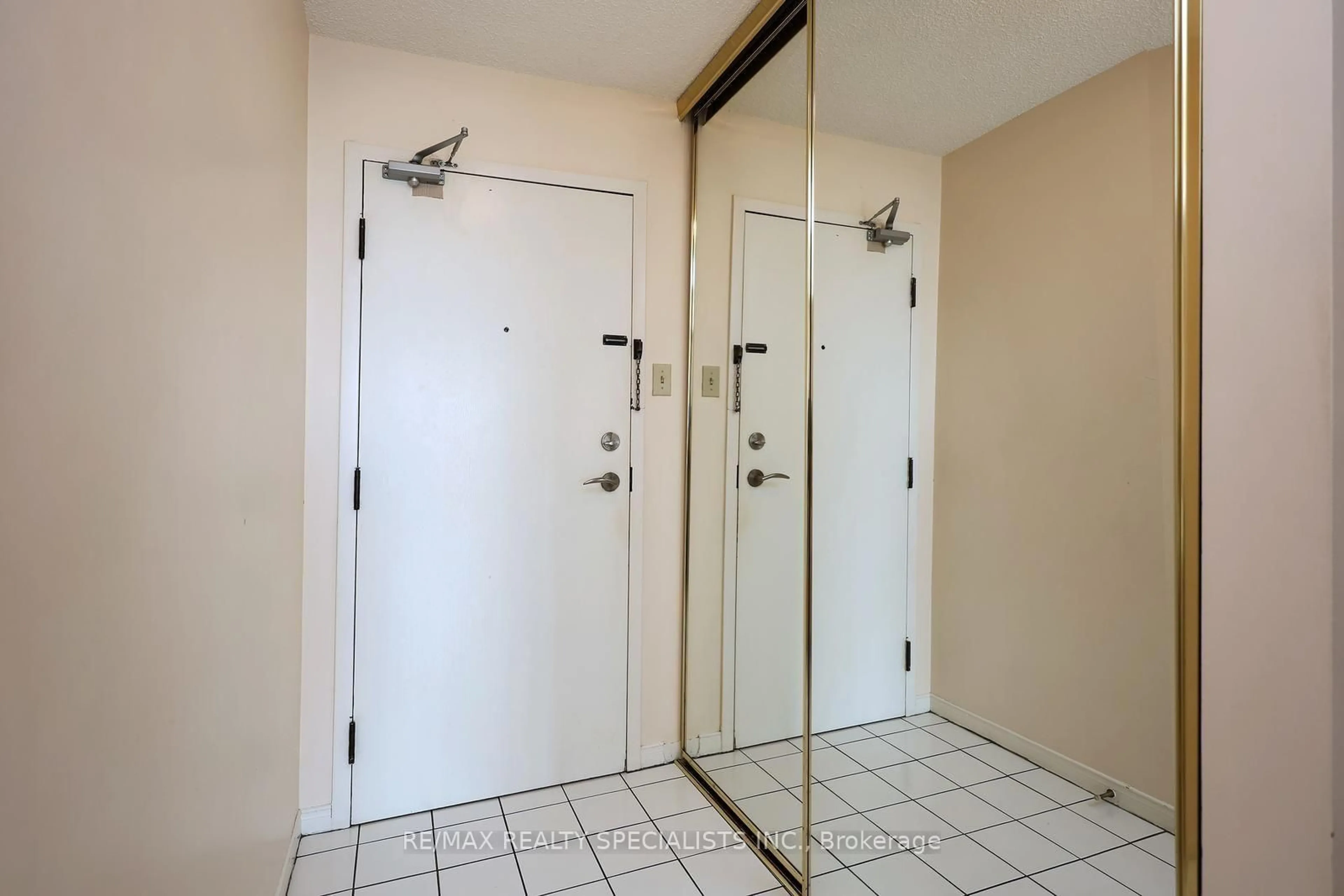 Indoor entryway for 330 Rathburn Rd #1507, Mississauga Ontario L5B 3Y1