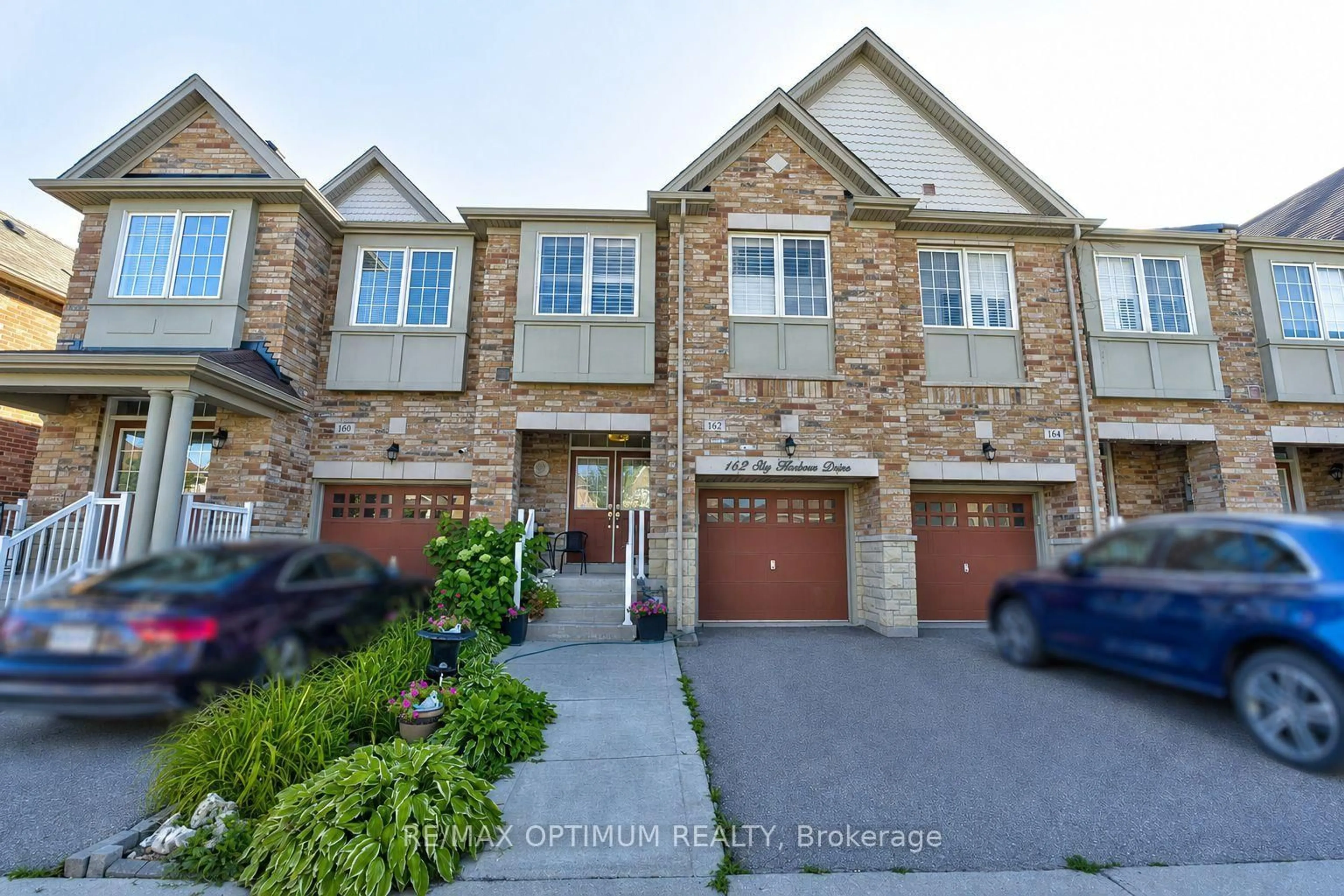 A pic from outside/outdoor area/front of a property/back of a property/a pic from drone, street for 162 Sky Harbour Dr, Brampton Ontario L6Y 0C1