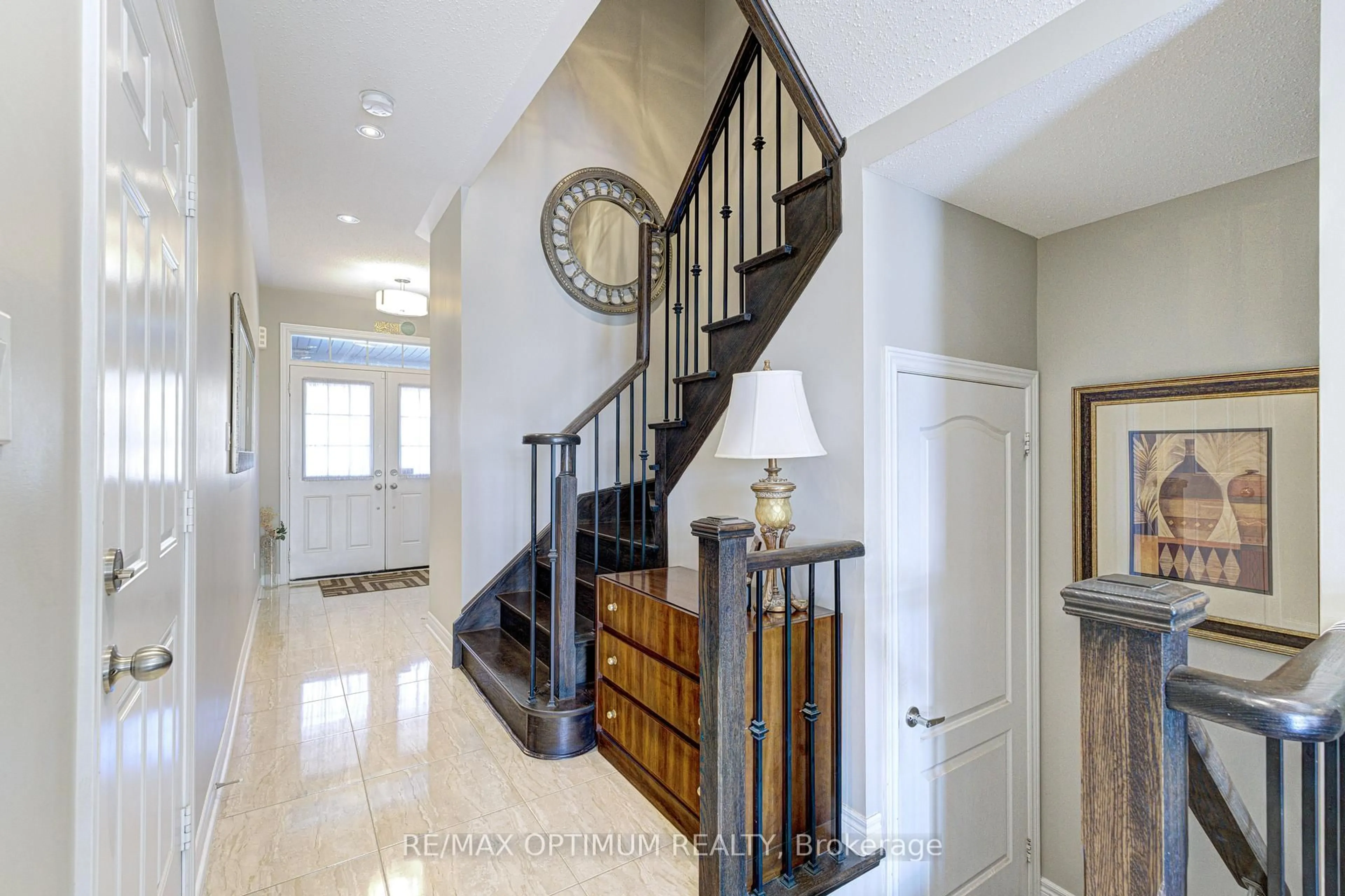 Indoor entryway for 162 Sky Harbour Dr, Brampton Ontario L6Y 0C1