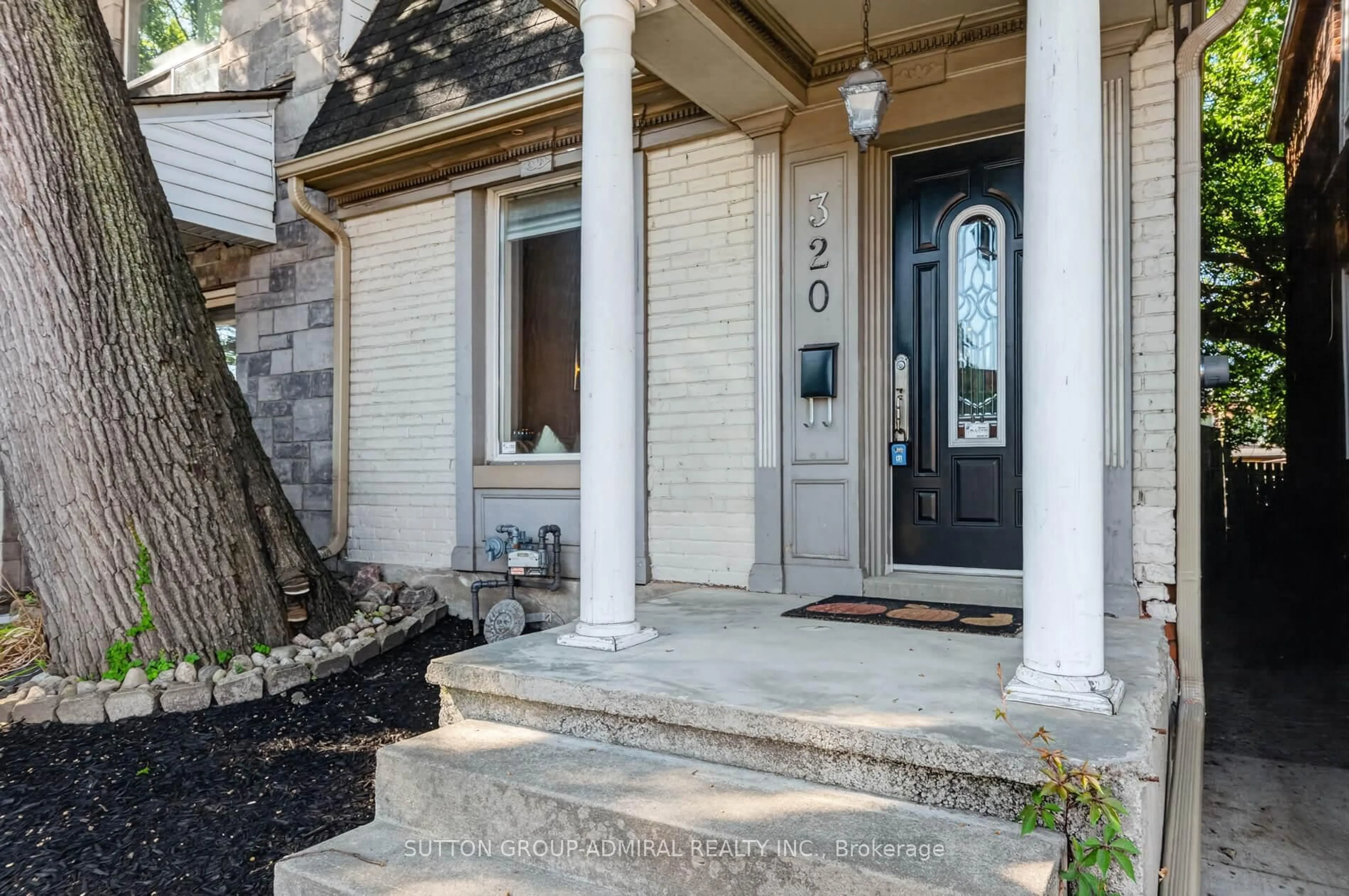 Indoor entryway for 320 Weston Rd, Toronto Ontario M6N 3P5
