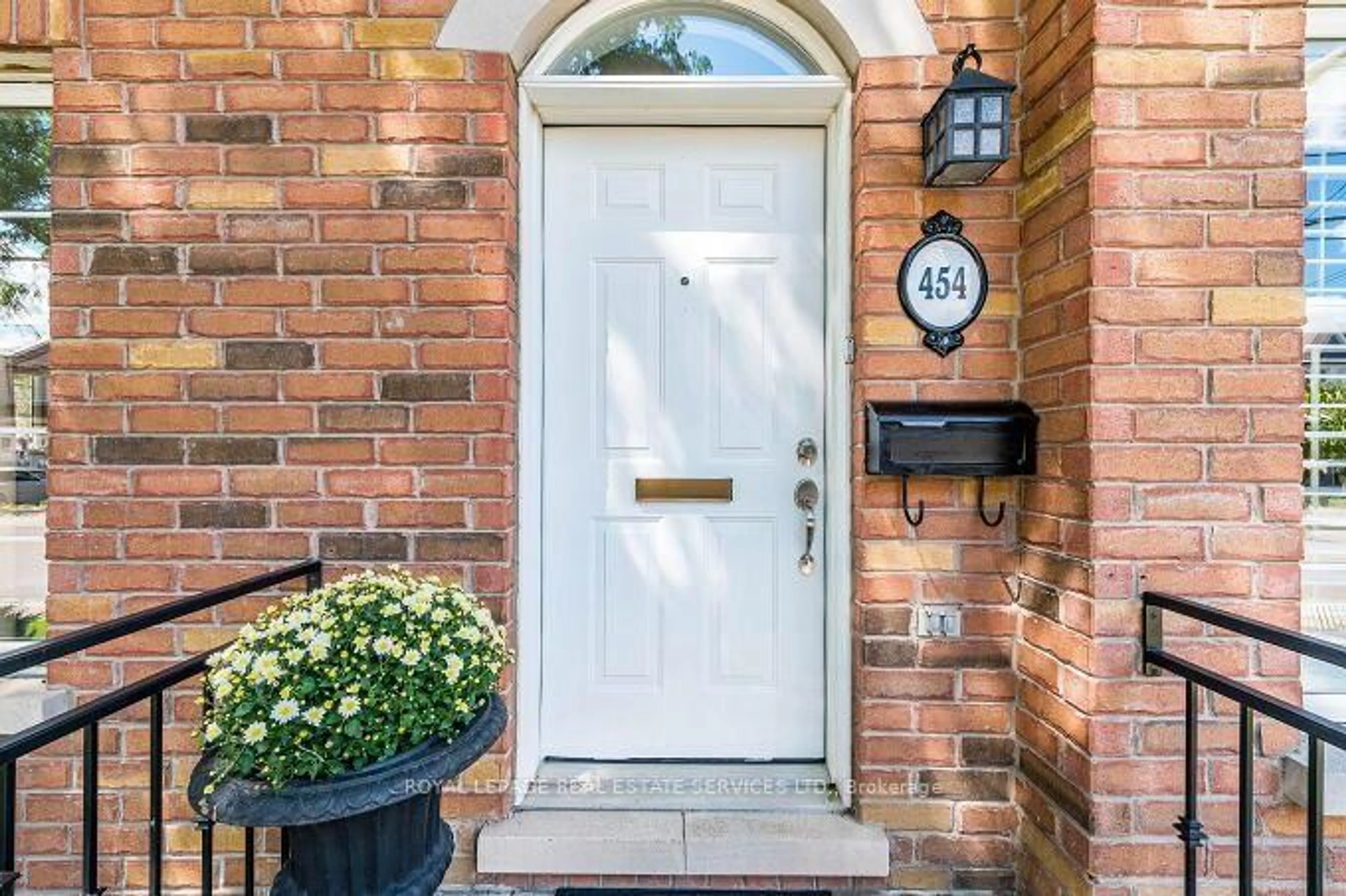 Indoor entryway for 454 St Johns Rd, Toronto Ontario M6S 2L2