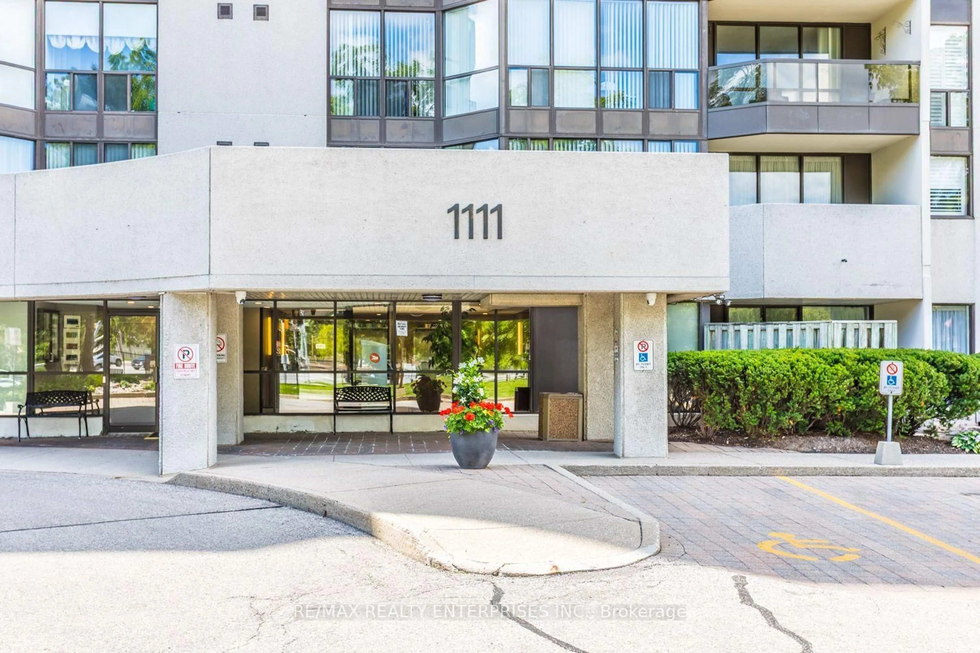 Indoor foyer for 1111 Bough Beeches Blvd #501, Mississauga Ontario L4W 4N1