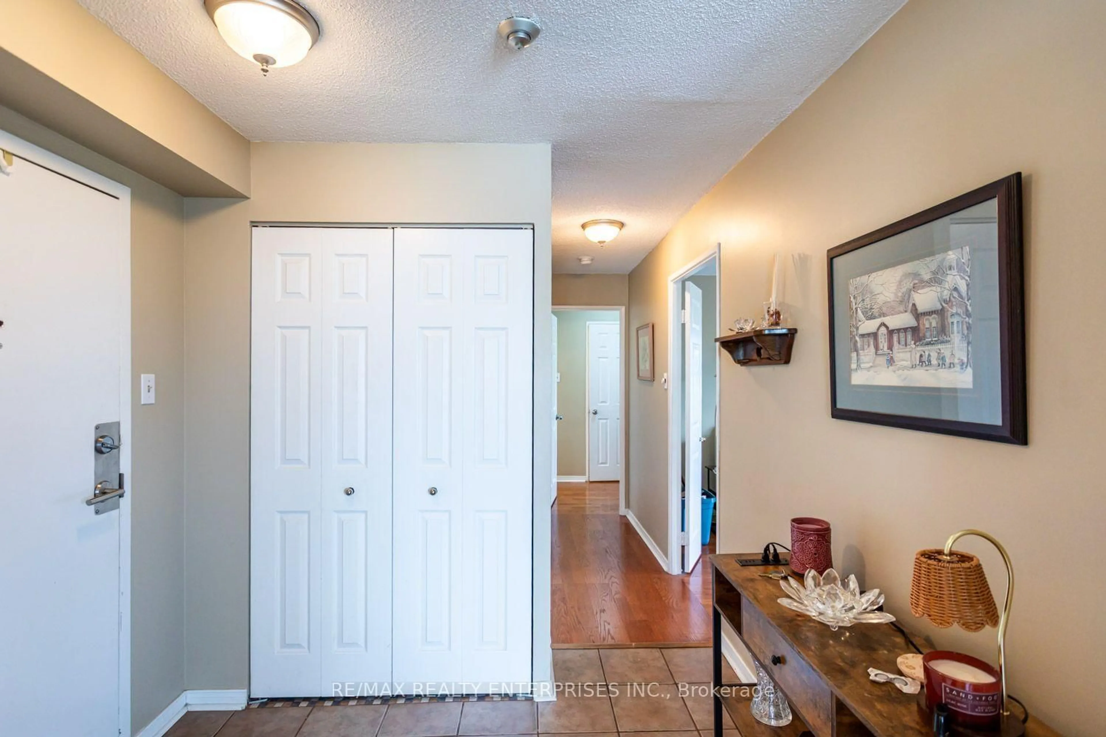 Indoor entryway for 1111 Bough Beeches Blvd #501, Mississauga Ontario L4W 4N1