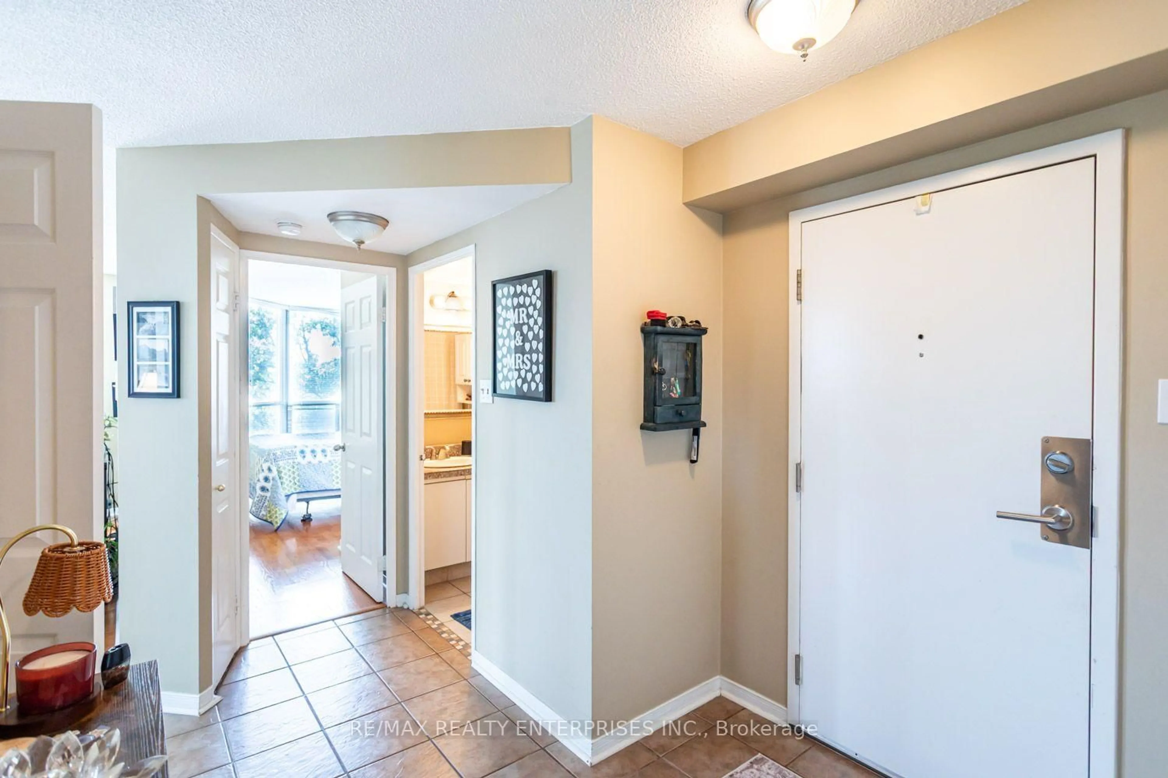 Indoor entryway for 1111 Bough Beeches Blvd #501, Mississauga Ontario L4W 4N1