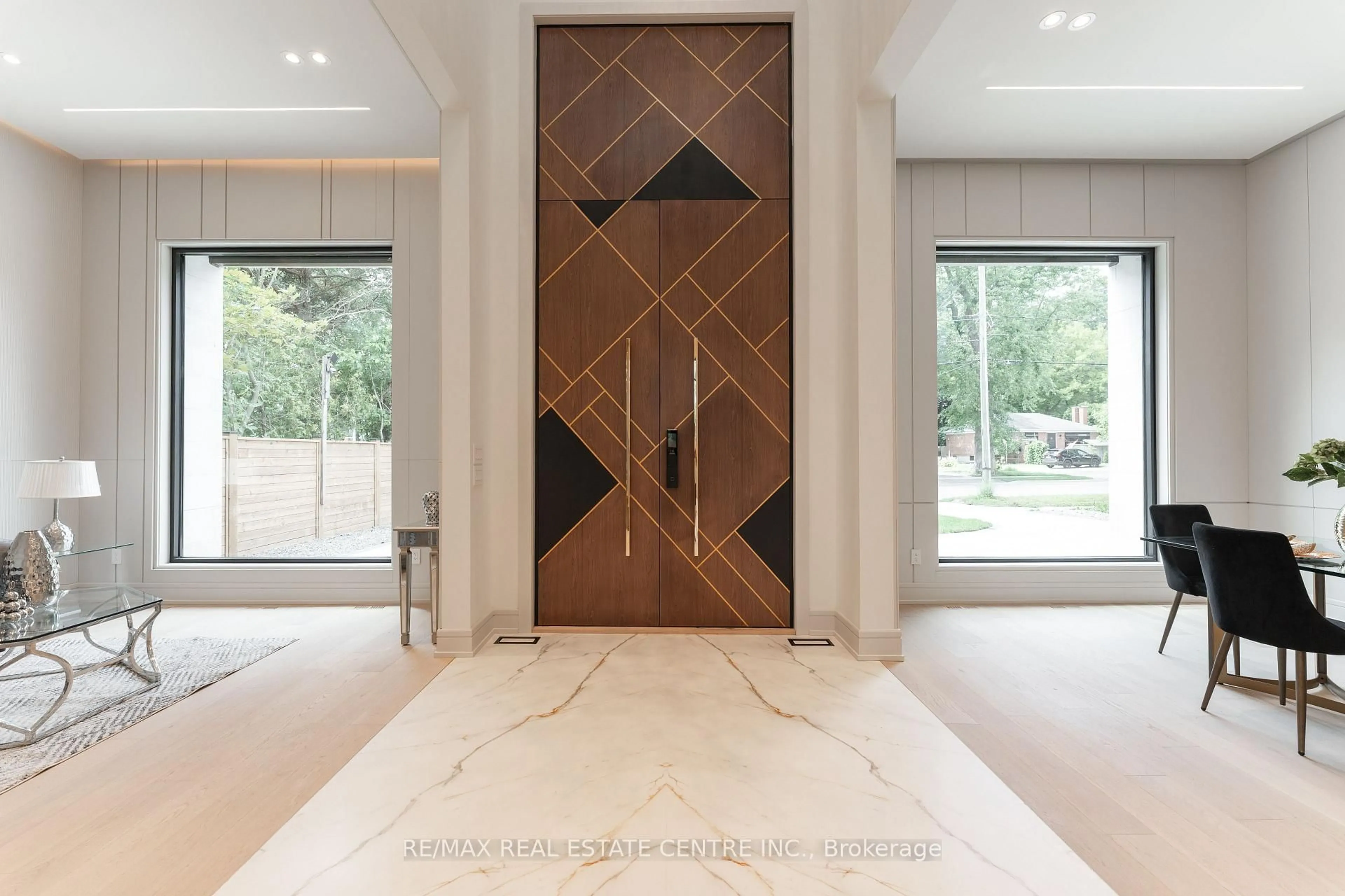 Indoor foyer for 491 Fourth Line, Oakville Ontario L6L 5A8